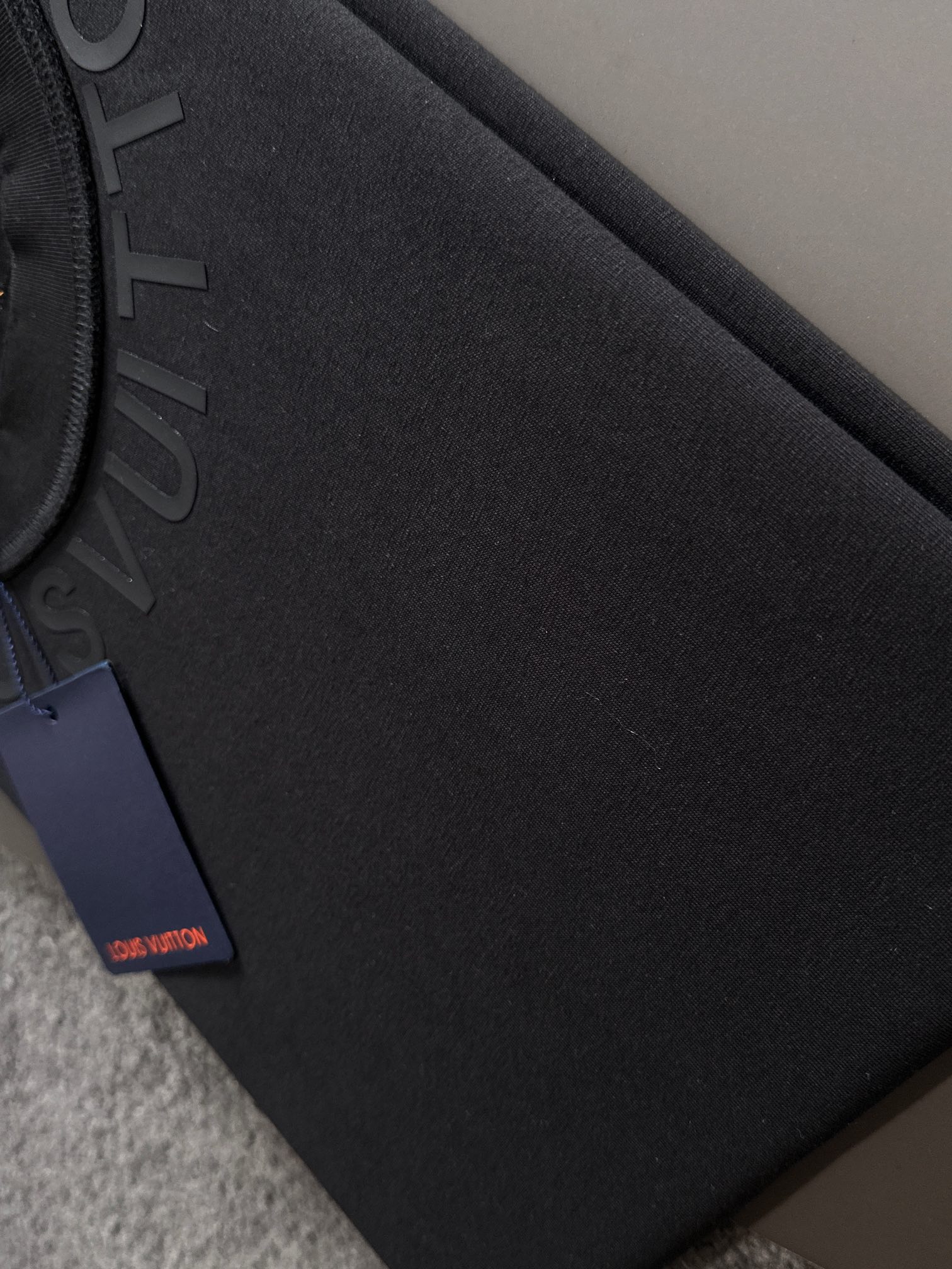  1V 2025SS秋冬最新款圆领时尚短袖T恤，官网同步，专柜纯棉面料！贴肤舒适，耐看又好穿，经典简约l