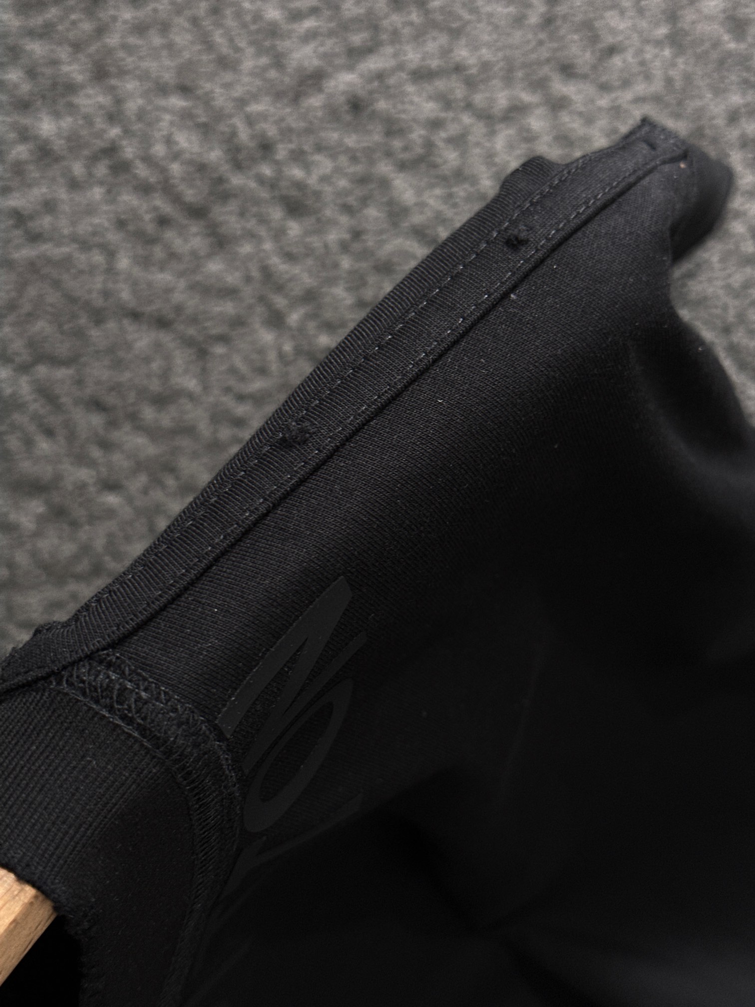  1V 2025SS秋冬最新款圆领时尚短袖T恤，官网同步，专柜纯棉面料！贴肤舒适，耐看又好穿，经典简约l