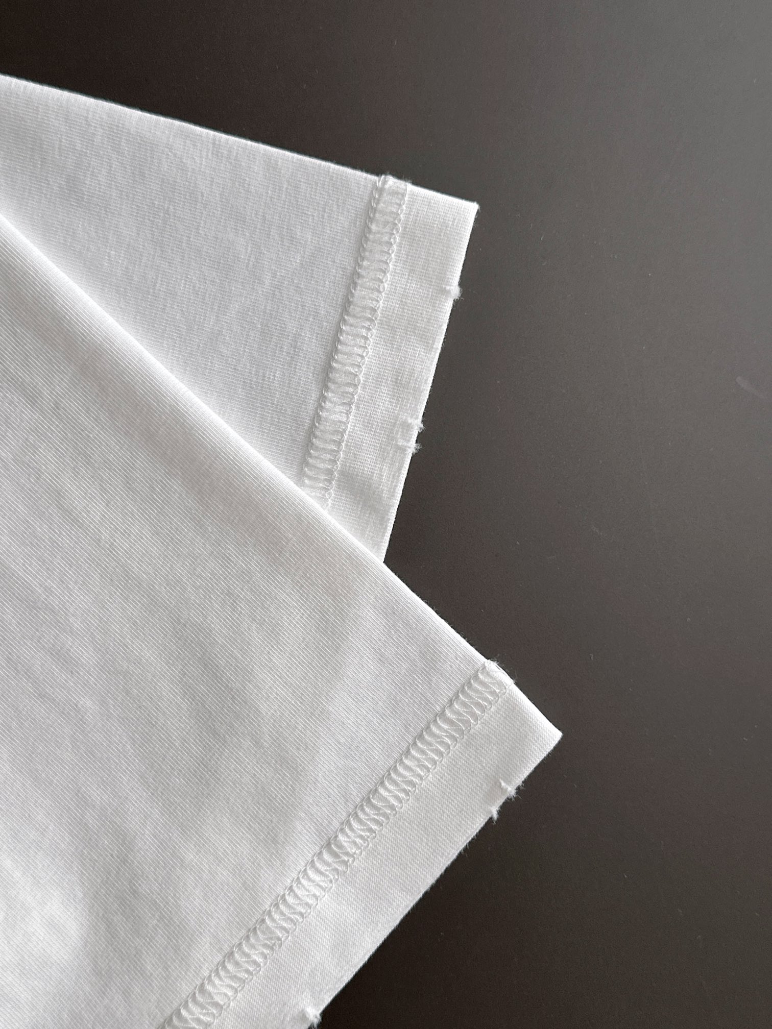  1V 2025SS秋冬最新款圆领时尚短袖T恤，官网同步，专柜纯棉面料！贴肤舒适，耐看又好穿，经典简约l