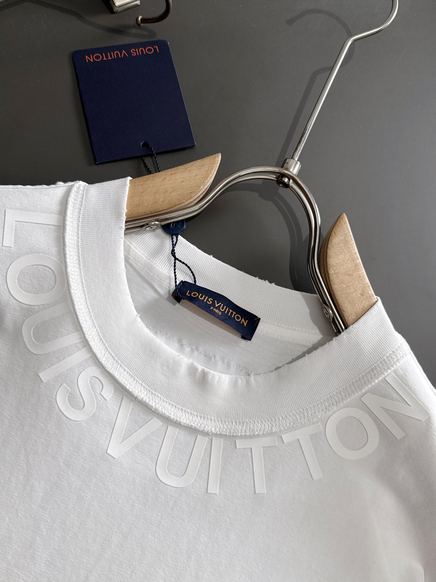  1V 2025SS秋冬最新款圆领时尚短袖T恤，官网同步，专柜纯棉面料！贴肤舒适，耐看又好穿，经典简约l