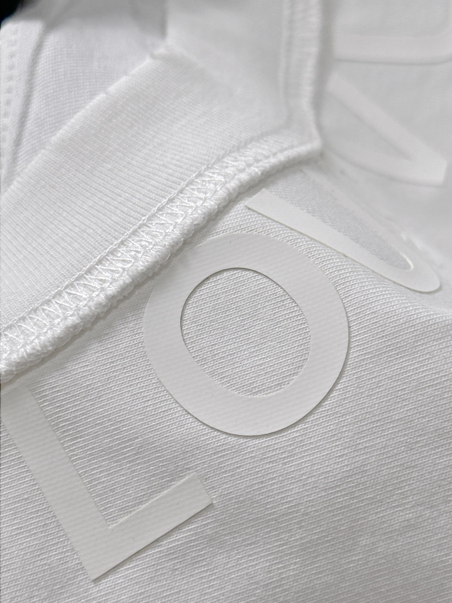  1V 2025SS秋冬最新款圆领时尚短袖T恤，官网同步，专柜纯棉面料！贴肤舒适，耐看又好穿，经典简约l