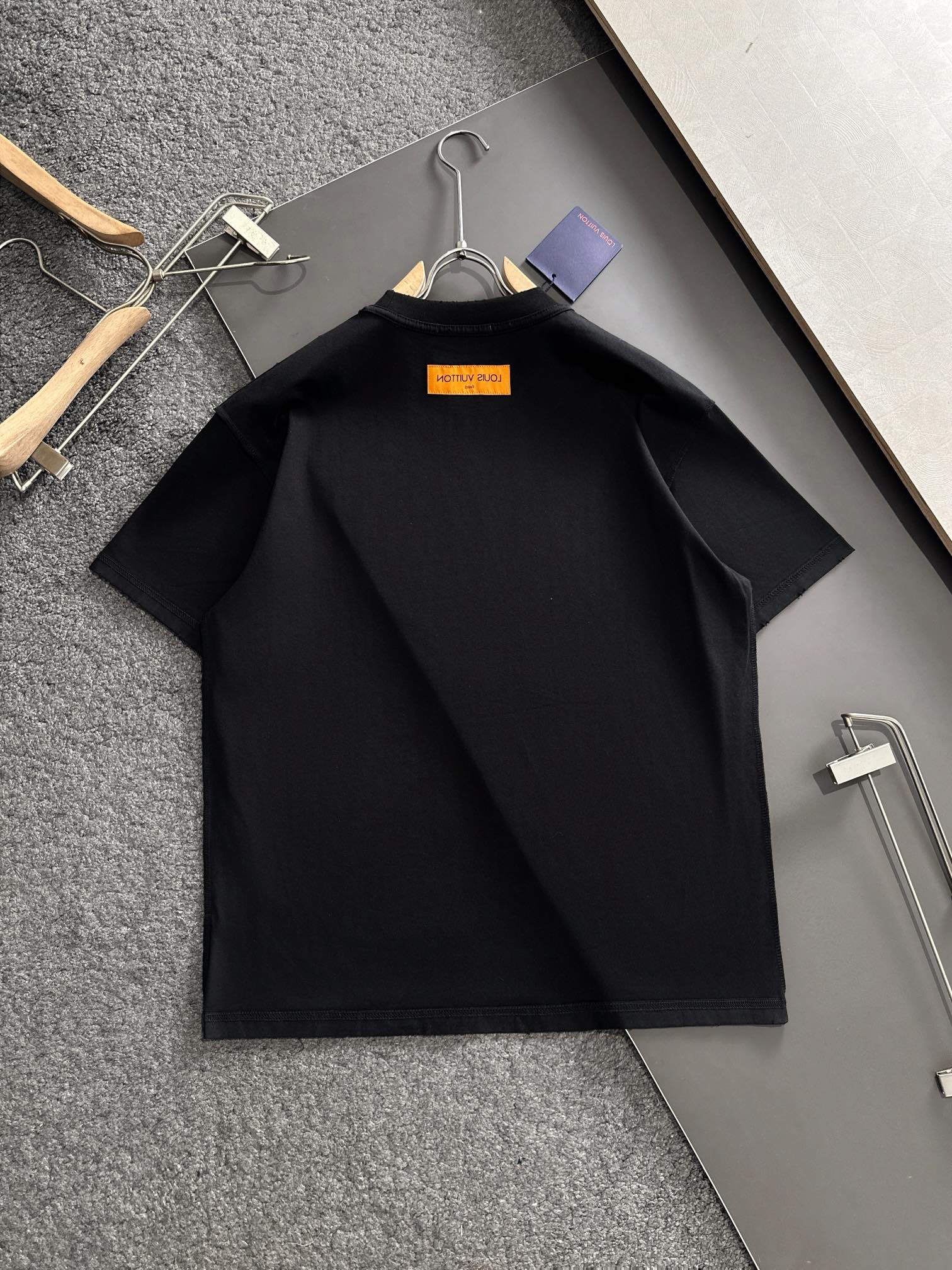  1V 2025SS秋冬最新款圆领时尚短袖T恤，官网同步，专柜纯棉面料！贴肤舒适，耐看又好穿，经典简约l