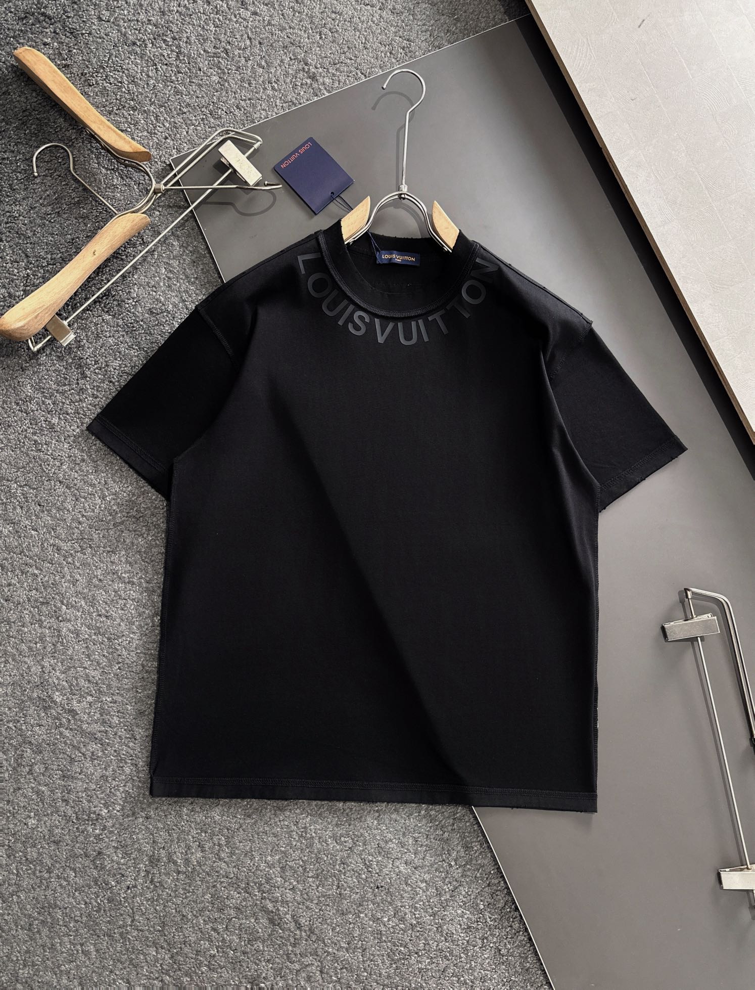 NO:431587,1V 2025SS Spring and Summer latest round neck fashionable short-sleeved T-shirt, synchronized on the official website, and private cotton fabric for the counter!  Comfortable skin, durable and easy to wear, classic and simple logo design, original factory craftsmanship, must-have items for handsome men. S-XXXL.,,T-shirt,tees,t-shirt,alexander wang198609091V 2025SS春夏最新款圆领时尚短袖T恤,官网同步,专柜纯棉面料！贴肤舒适,耐看又好穿,经典简约logo设计,原厂工艺一丝不苟,型男必备单品 码数S-XXXL.,,T-shirt,tees，t-shirt,alexander wang,Men's clothing