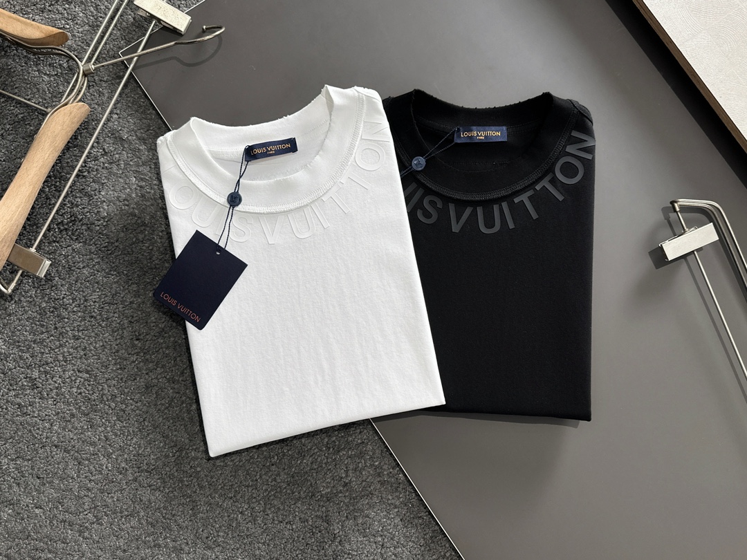  1V 2025SS秋冬最新款圆领时尚短袖T恤，官网同步，专柜纯棉面料！贴肤舒适，耐看又好穿，经典简约l