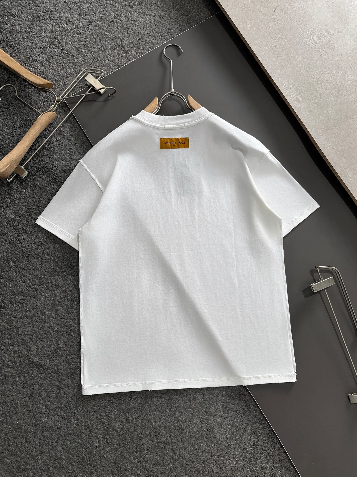  1V 2025SS秋冬最新款圆领时尚短袖T恤，官网同步，专柜纯棉面料！贴肤舒适，耐看又好穿，经典简约l