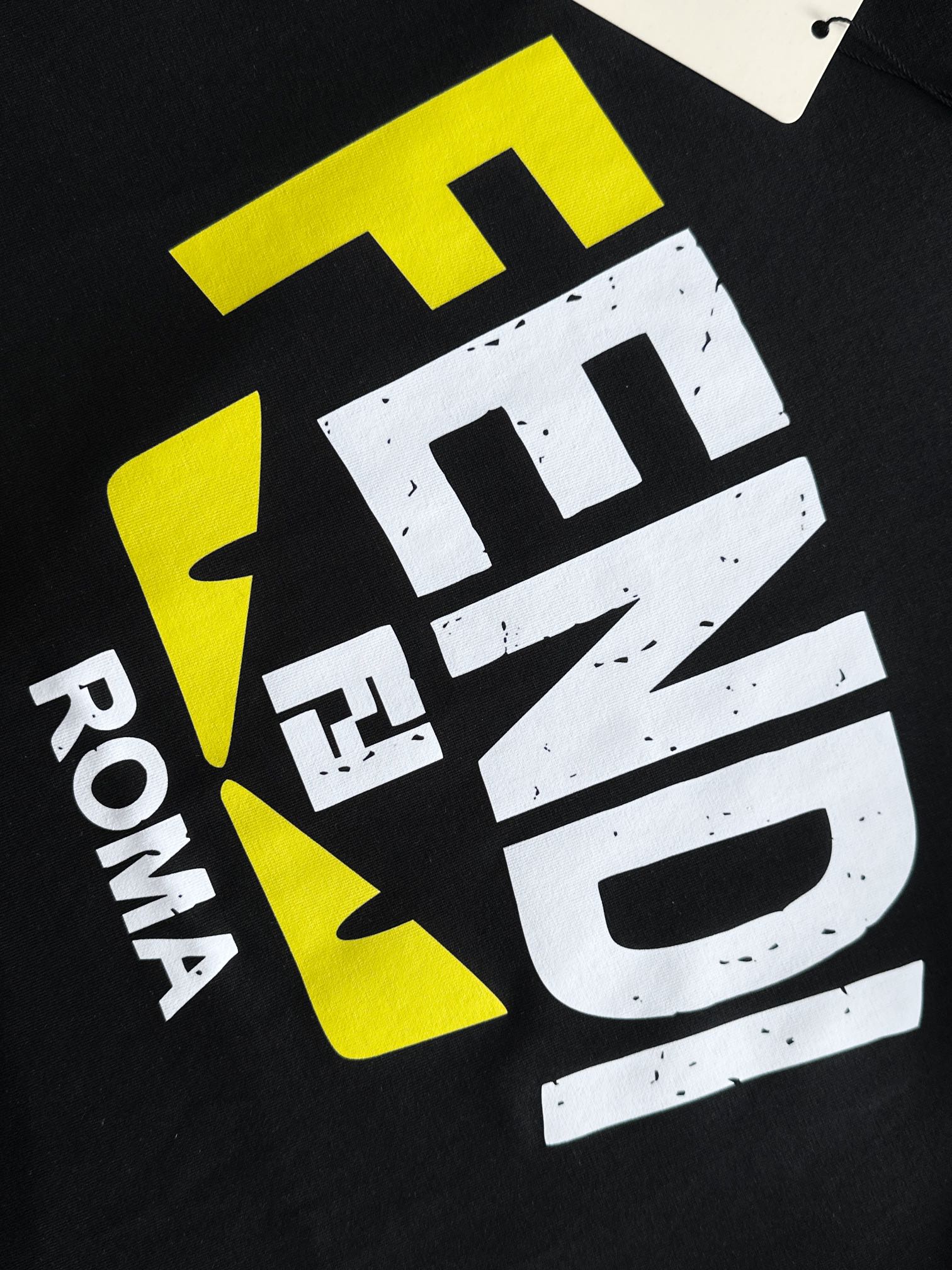  FD 2025SS春夏最新款圆领时尚短袖T恤，官网同步，专柜纯棉面料！贴肤舒适，耐看又好穿，经典简约l