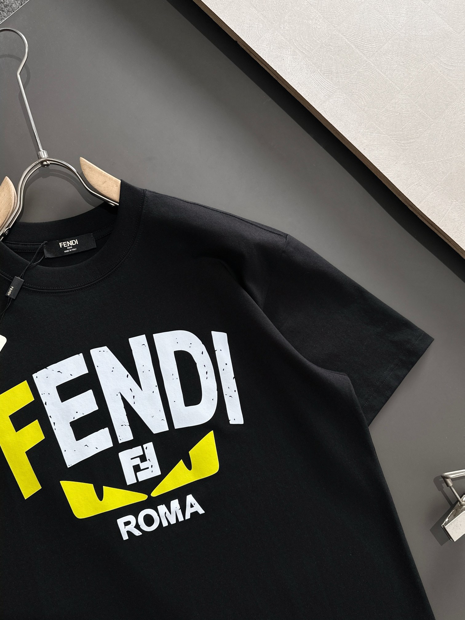  FD 2025SS春夏最新款圆领时尚短袖T恤，官网同步，专柜纯棉面料！贴肤舒适，耐看又好穿，经典简约l