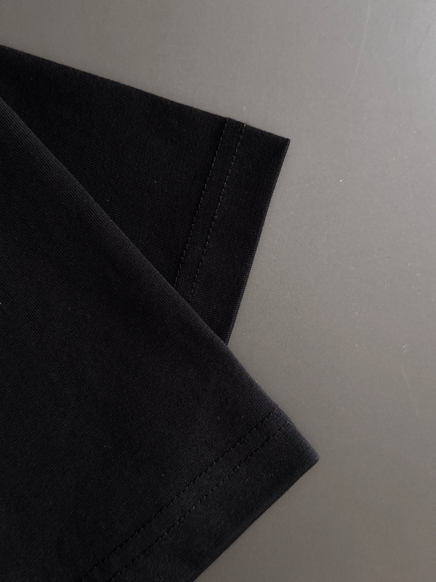  FD 2025SS春夏最新款圆领时尚短袖T恤，官网同步，专柜纯棉面料！贴肤舒适，耐看又好穿，经典简约l