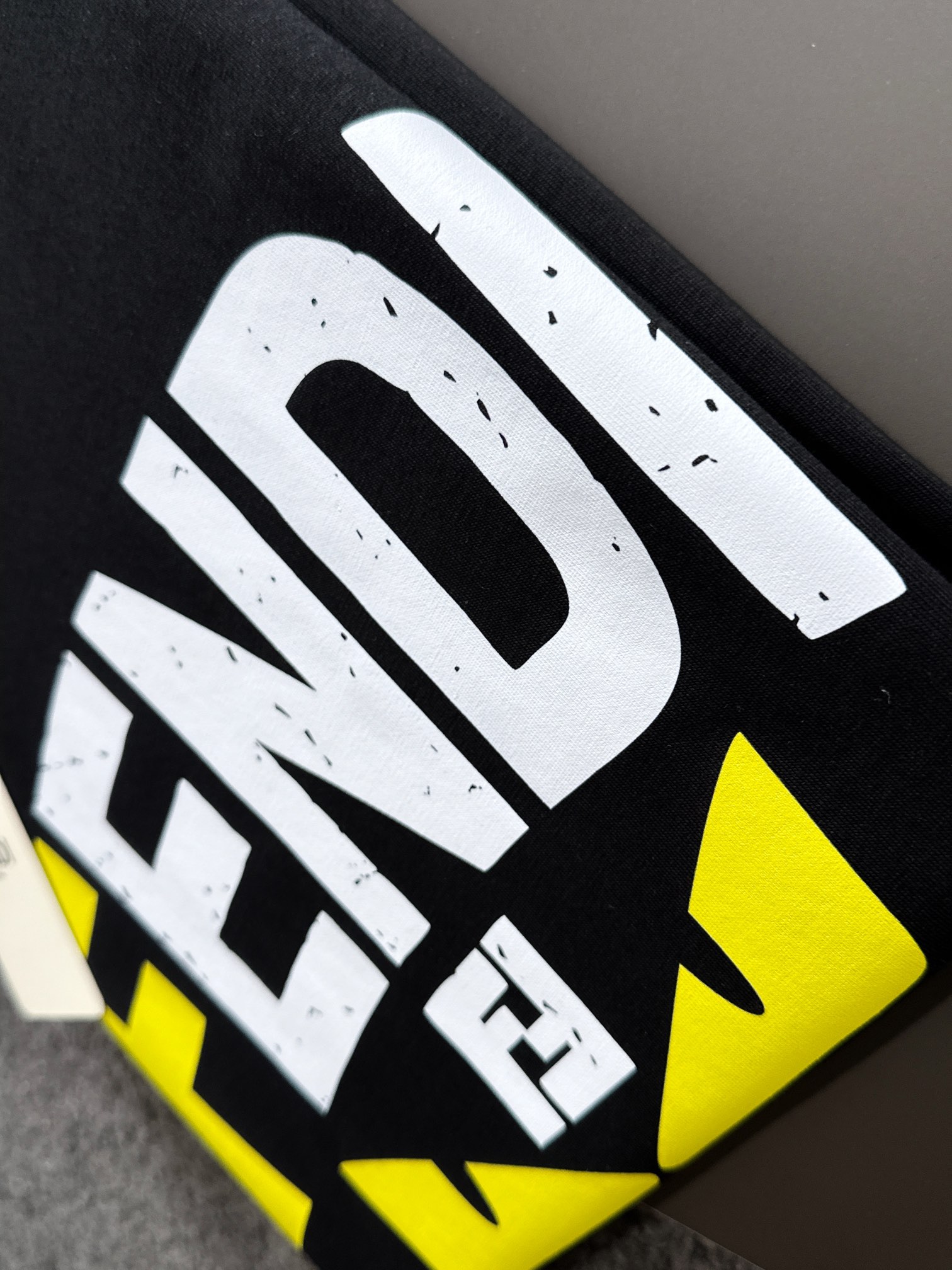  FD 2025SS春夏最新款圆领时尚短袖T恤，官网同步，专柜纯棉面料！贴肤舒适，耐看又好穿，经典简约l