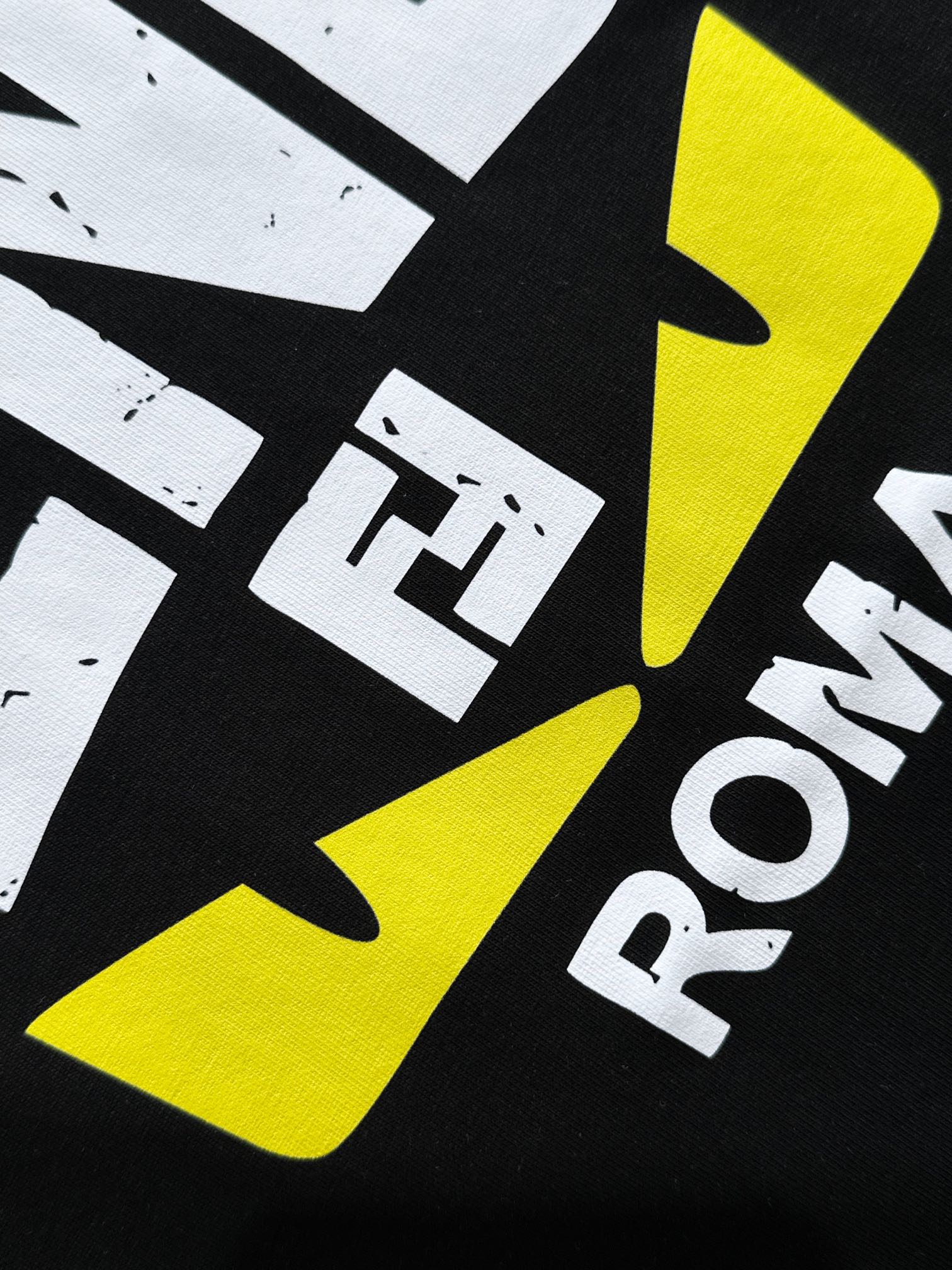  FD 2025SS春夏最新款圆领时尚短袖T恤，官网同步，专柜纯棉面料！贴肤舒适，耐看又好穿，经典简约l