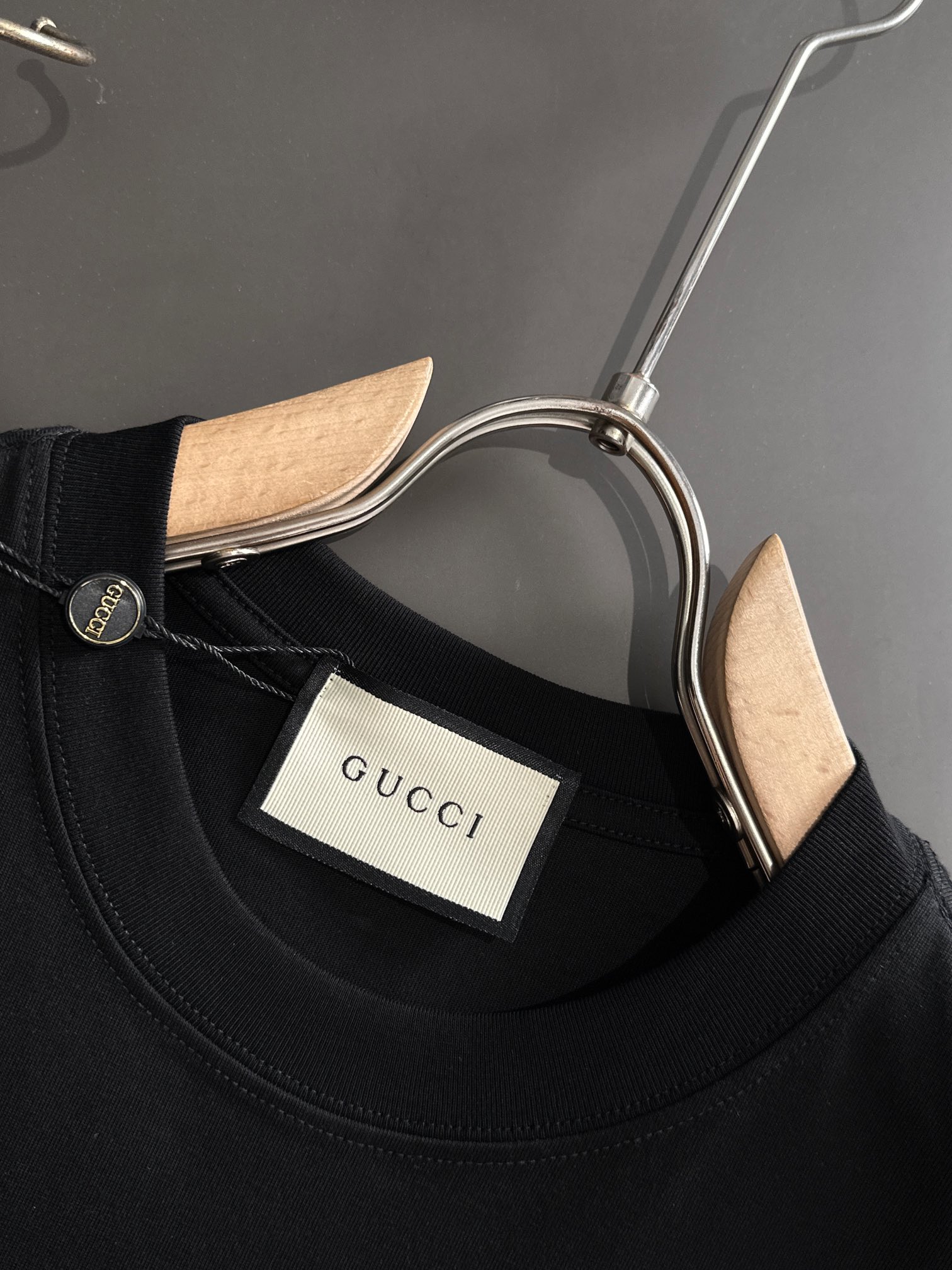  GUC 2025SS春夏最新款圆领时尚短袖T恤，官网同步，专柜纯棉面料！贴肤舒适，耐看又好穿，经典简约