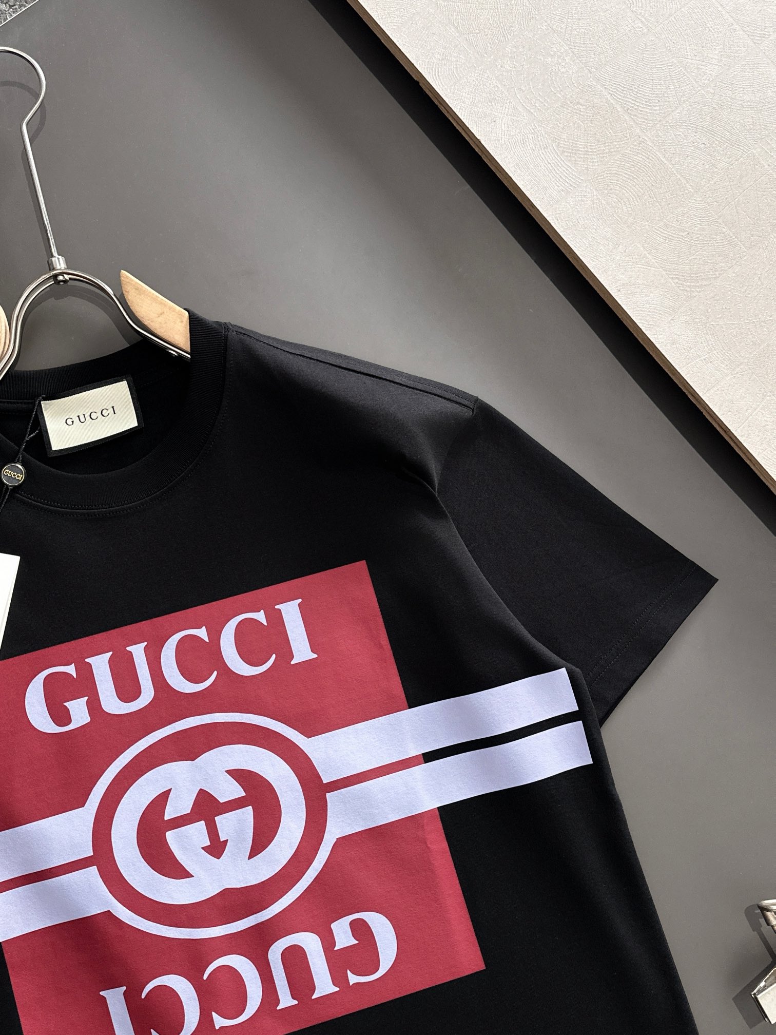  GUC 2025SS春夏最新款圆领时尚短袖T恤，官网同步，专柜纯棉面料！贴肤舒适，耐看又好穿，经典简约