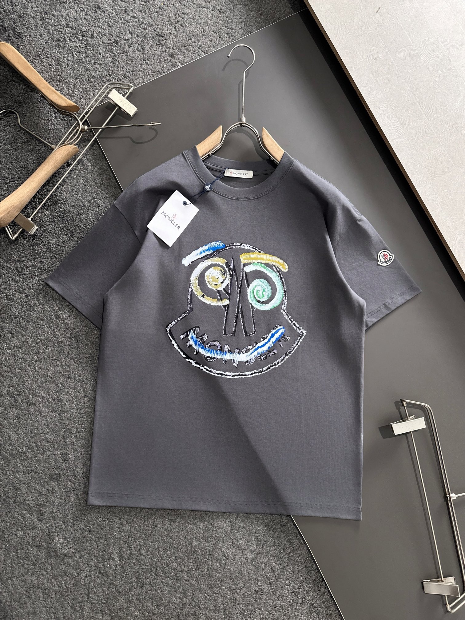 NO:431609,MON 2025SS spring and summer latest round neck fashionable short-sleeved T-shirt, synchronized on the official website, and private cotton fabric for the counter!  Comfortable skin, durable and easy to wear, classic simple logo design, original factory craftsmanship, must-have items for handsome men. S-XXXL, T-shirt,tees, t-shirt,alexander wang19860909MON 2025SS春夏最新款圆领时尚短袖T恤,官网同步,专柜纯棉面料！贴肤舒适,耐看又好穿,经典简约logo设计,原厂工艺一丝不苟,型男必备单品 码数S-XXXL,,T-shirt,tees，t-shirt,alexander wang,Men's clothing