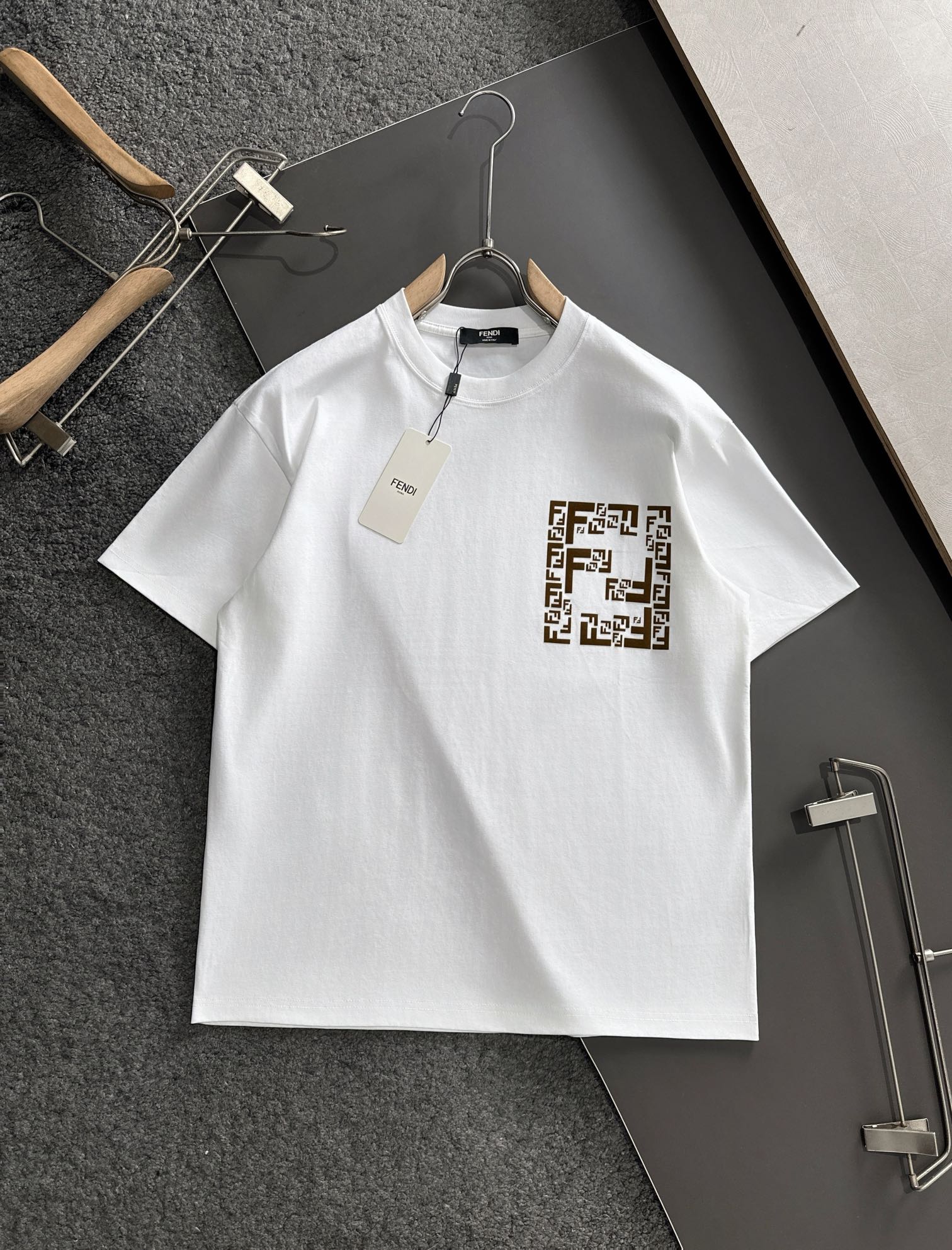 NO:431612,FD 2025SS Spring and Summer latest round neck fashionable short-sleeved T-shirt, synchronized on the official website, and private cotton fabric for the counter!  Comfortable skin, durable and easy to wear, classic simple logo design, original factory craftsmanship, must-have items for handsome men. S-XXXL, T-shirt,tees, t-shirt,alexander wang19860909FD 2025SS春夏最新款圆领时尚短袖T恤,官网同步,专柜纯棉面料！贴肤舒适,耐看又好穿,经典简约logo设计,原厂工艺一丝不苟,型男必备单品 码数S-XXXL,,T-shirt,tees，t-shirt,alexander wang,Men's clothing