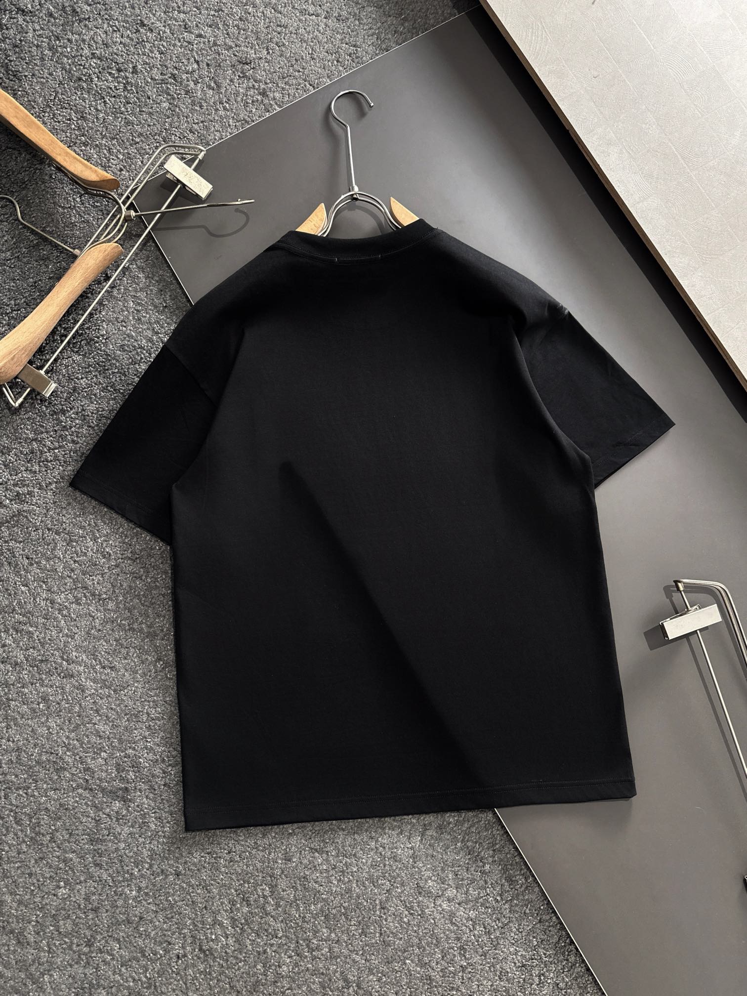  GUC 2025SS春夏最新款圆领时尚短袖T恤，官网同步，专柜纯棉面料！贴肤舒适，耐看又好穿，经典简约