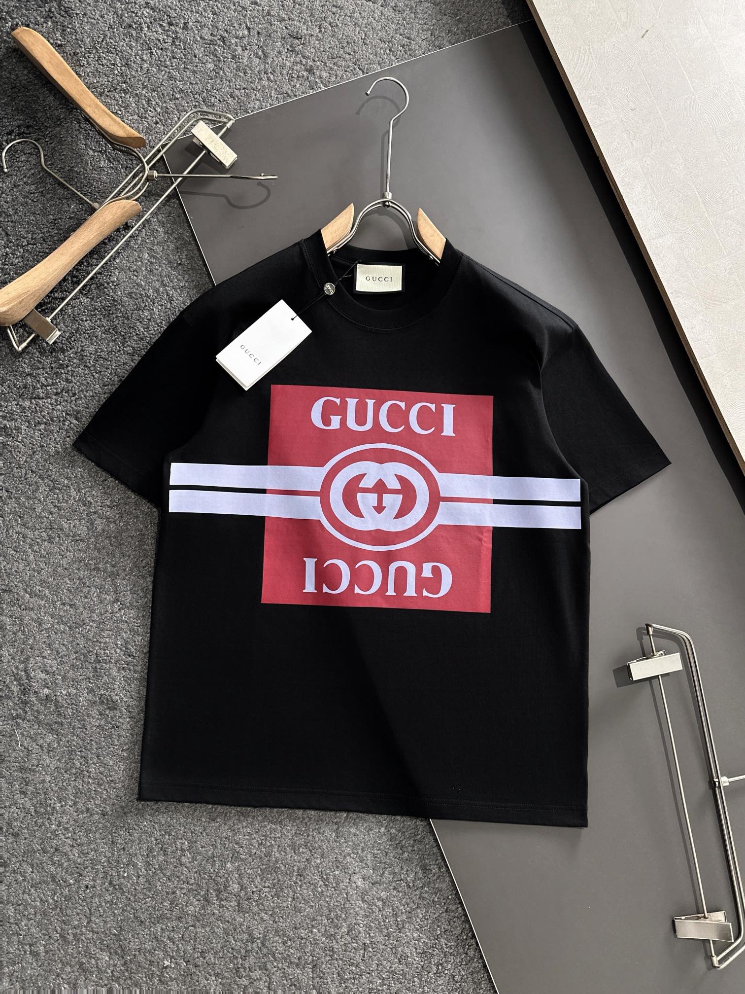  GUC 2025SS春夏最新款圆领时尚短袖T恤，官网同步，专柜纯棉面料！贴肤舒适，耐看又好穿，经典简约