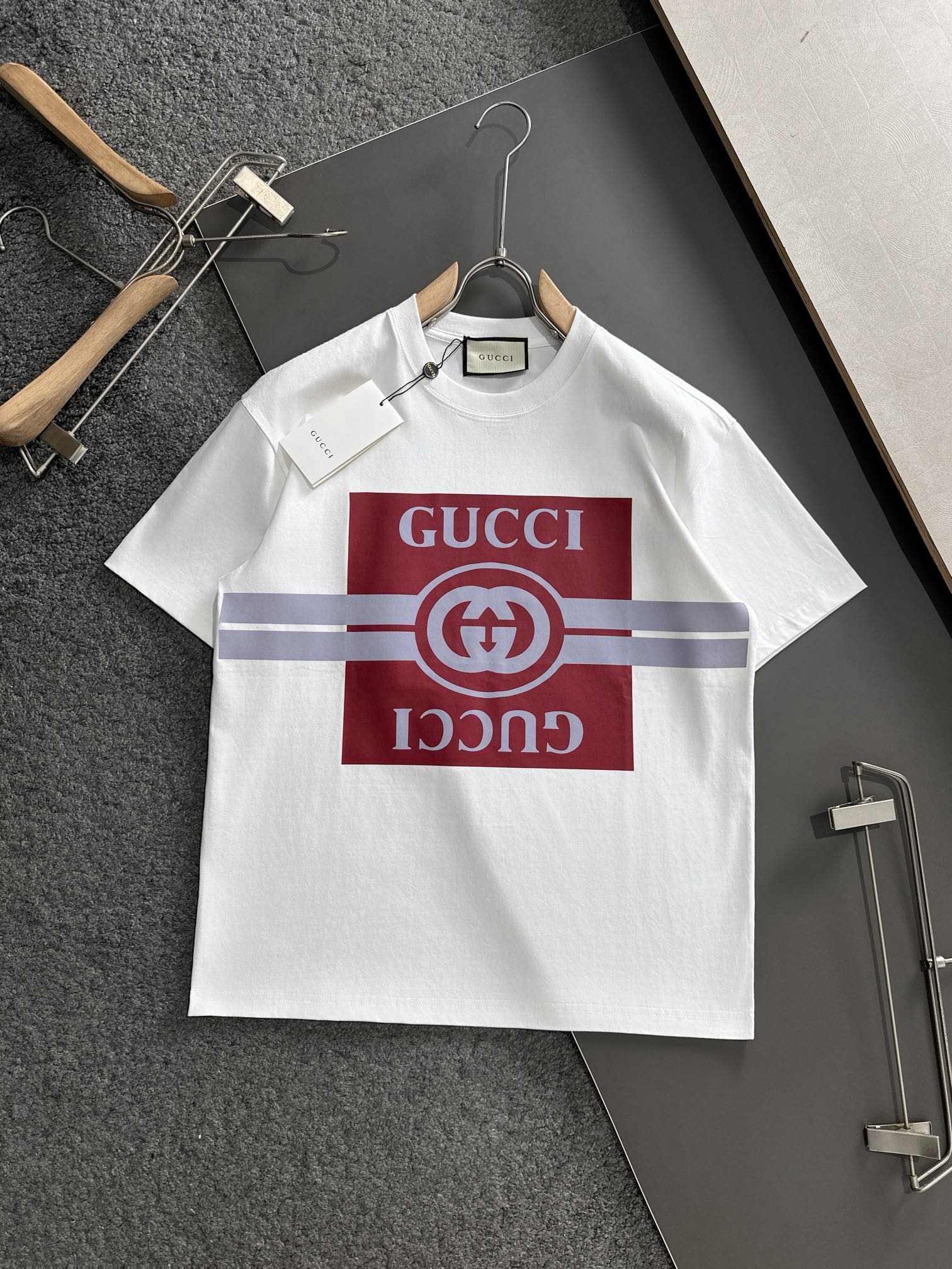  GUC 2025SS春夏最新款圆领时尚短袖T恤，官网同步，专柜纯棉面料！贴肤舒适，耐看又好穿，经典简约