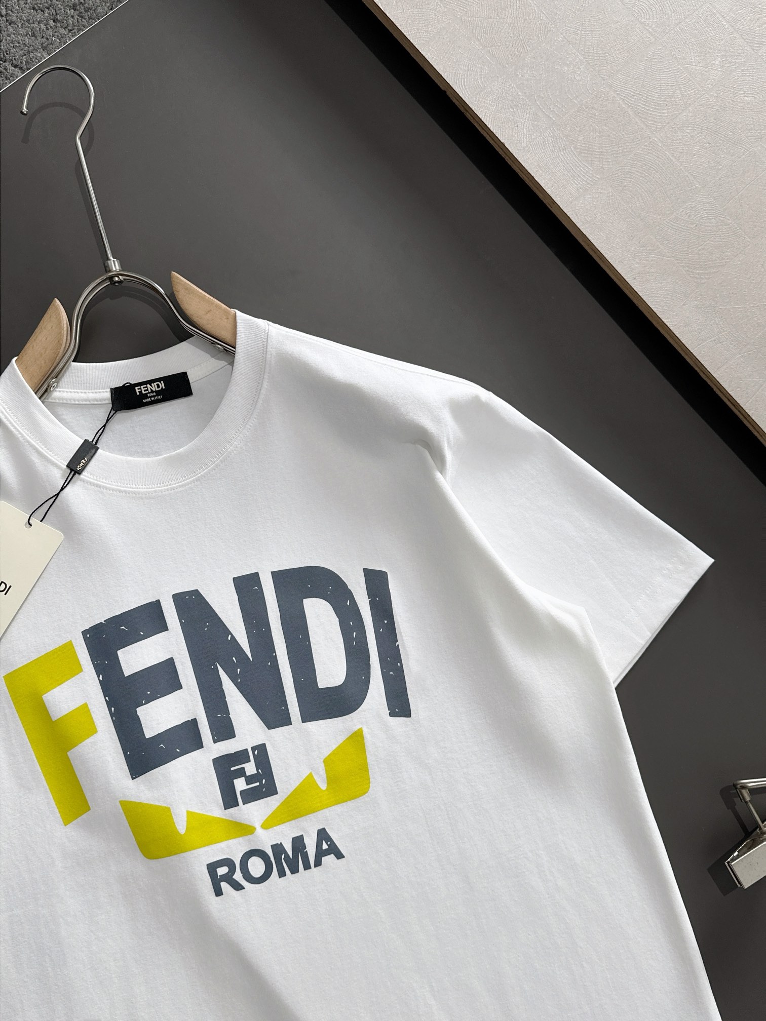  FD 2025SS春装最新款圆领时尚短袖T恤，官网同步，专柜纯棉面料！贴肤舒适，耐看又好穿，经典简约l