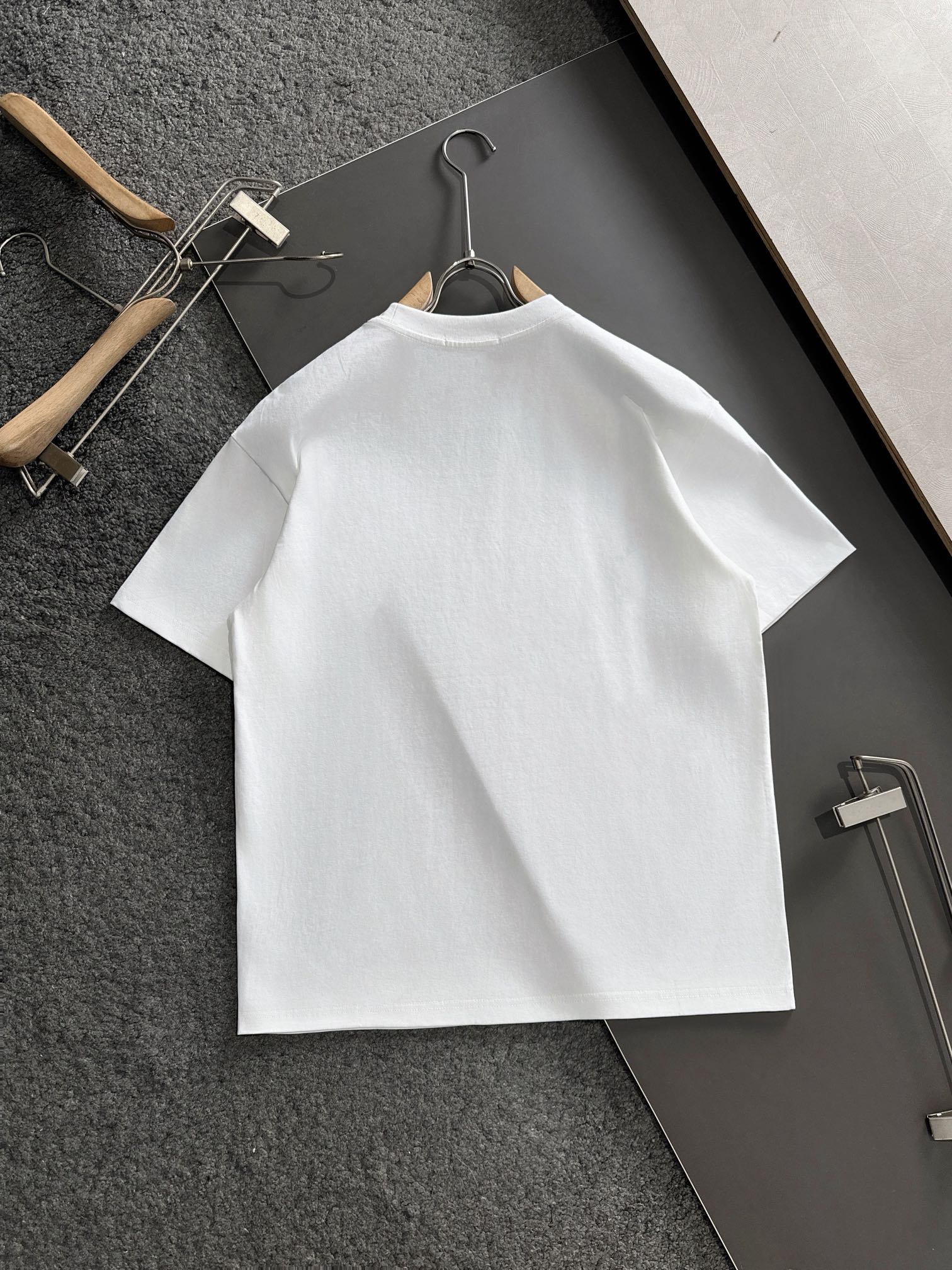  FD 2025SS春装最新款圆领时尚短袖T恤，官网同步，专柜纯棉面料！贴肤舒适，耐看又好穿，经典简约l