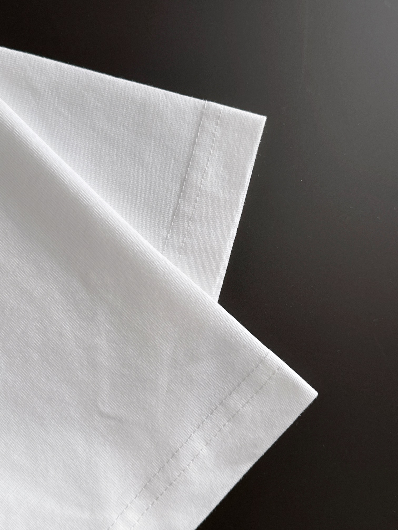  FD 2025SS春装最新款圆领时尚短袖T恤，官网同步，专柜纯棉面料！贴肤舒适，耐看又好穿，经典简约l