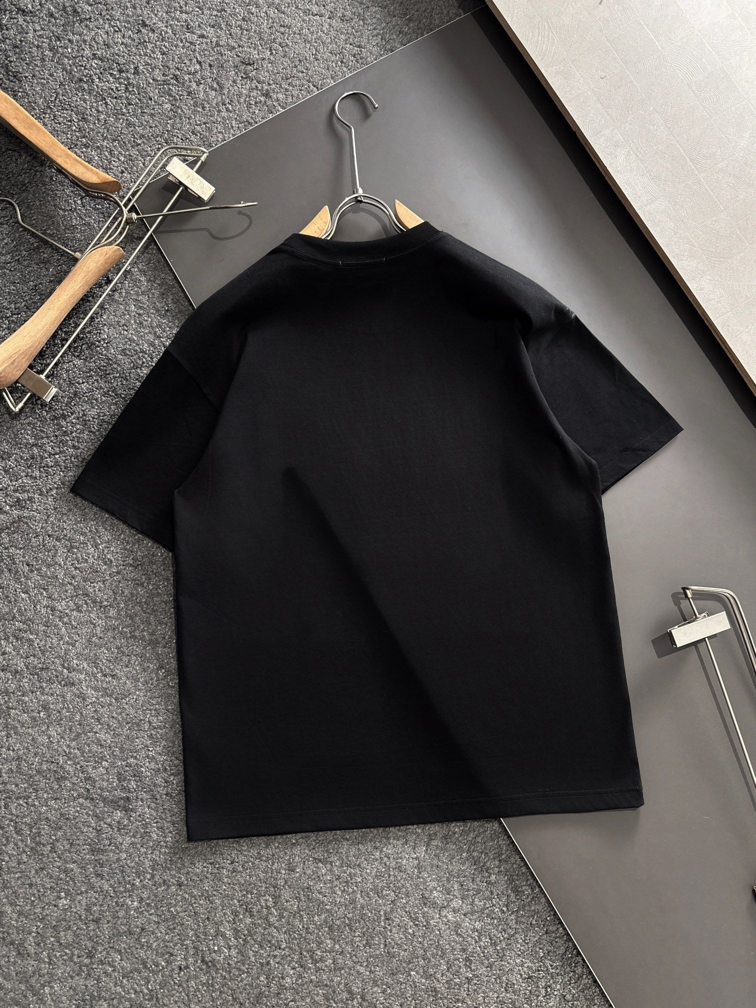  FD 2025SS春夏最新款圆领时尚短袖T恤，官网同步，专柜纯棉面料！贴肤舒适，耐看又好穿，经典简约l