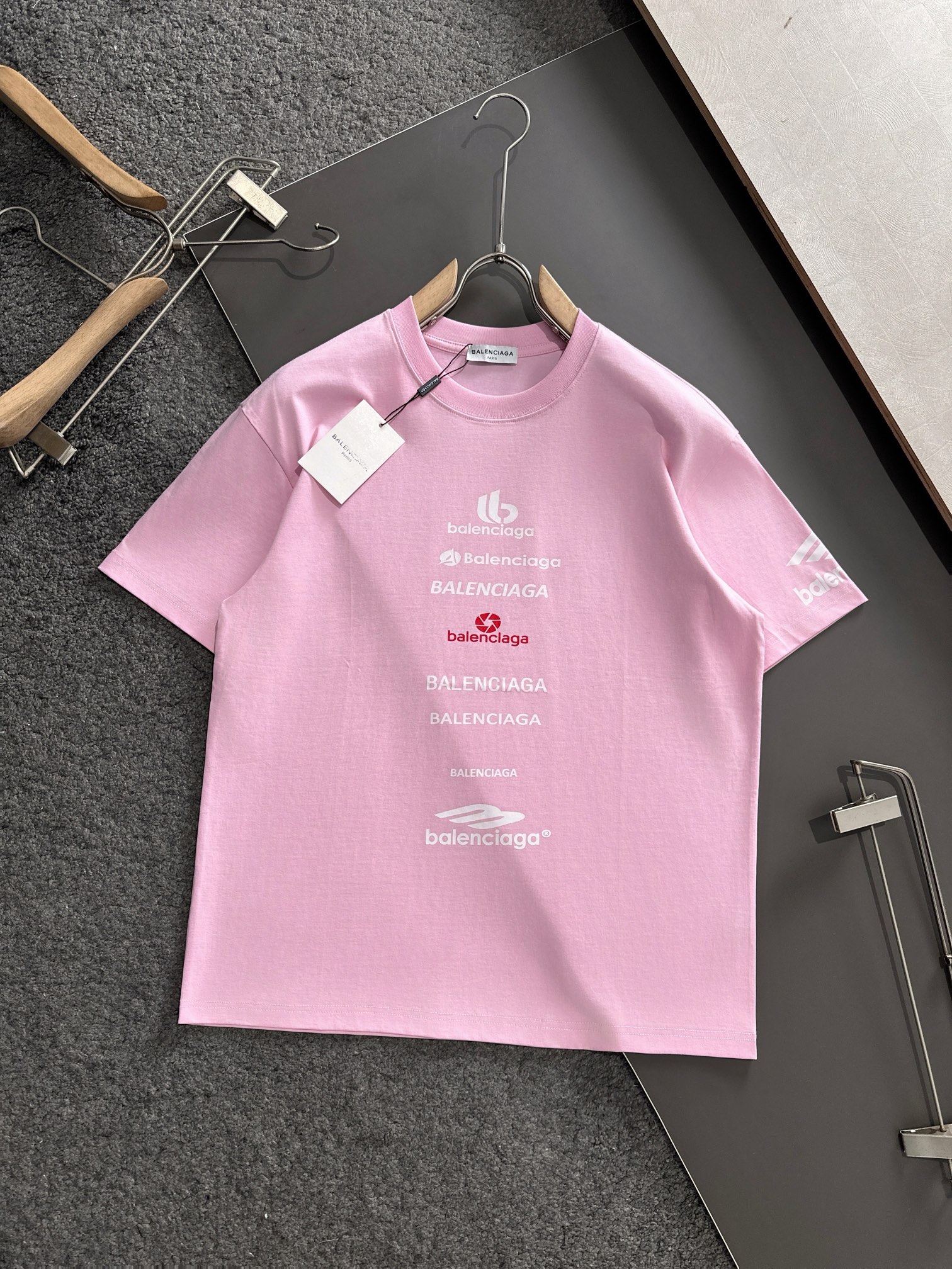 NO:431592,BAL 2025SS spring and summer latest round neck fashionable short-sleeved T-shirt, synchronized on the official website, and private cotton fabric for the counter!  Comfortable skin, durable and easy to wear, classic simple logo design, original factory craftsmanship, must-have items for handsome men. S-XXXL, T-shirt,tees, t-shirt,alexander wang19860909BAL 2025SS春夏最新款圆领时尚短袖T恤,官网同步,专柜纯棉面料！贴肤舒适,耐看又好穿,经典简约logo设计,原厂工艺一丝不苟,型男必备单品 码数S-XXXL,,T-shirt,tees，t-shirt,alexander wang,Men's clothing