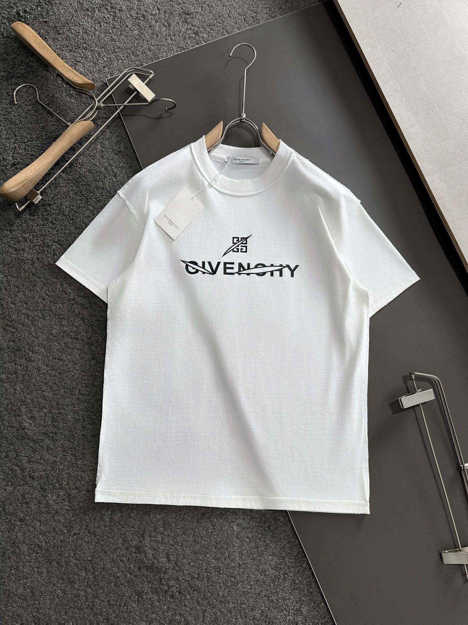 NO:431598,GVC 2025SS spring and summer latest round neck fashionable short-sleeved T-shirt, synchronized on the official website, and private cotton fabric for the counter!  Comfortable skin, durable and easy to wear, classic simple logo design, original factory craftsmanship, must-have items for handsome men. S-XXXL, T-shirt,tees, t-shirt,alexander wang19860909GVC 2025SS春夏最新款圆领时尚短袖T恤,官网同步,专柜纯棉面料！贴肤舒适,耐看又好穿,经典简约logo设计,原厂工艺一丝不苟,型男必备单品 码数S-XXXL,,T-shirt,tees，t-shirt,alexander wang,Men's clothing