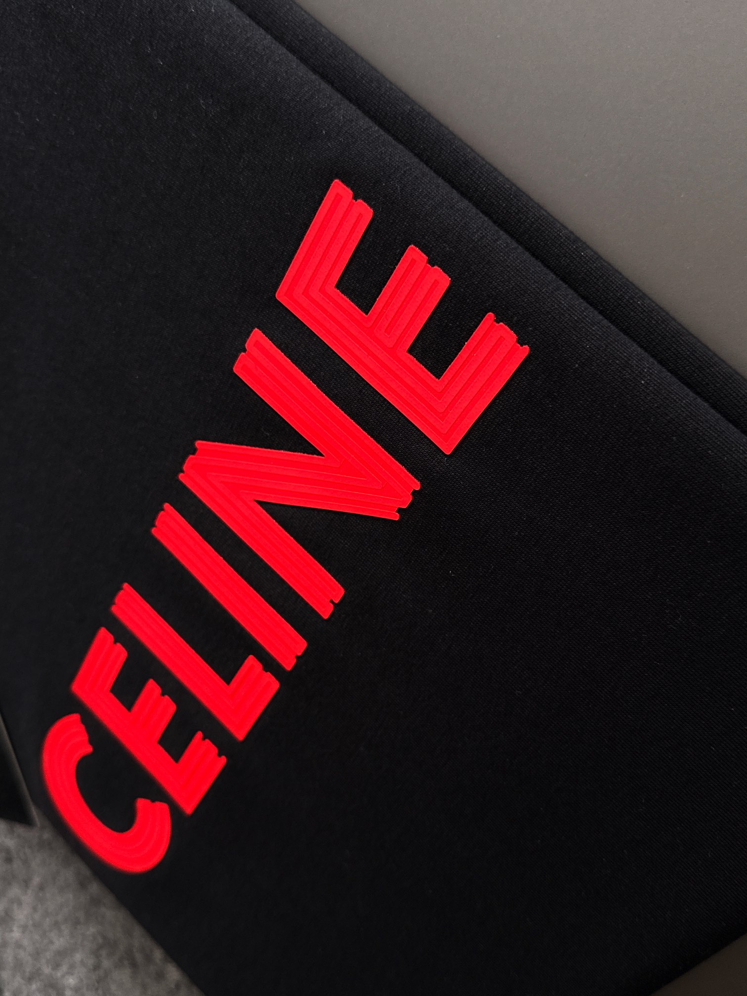  CEL 2025SS春夏最新款圆领时尚短袖T恤，官网同步，专柜纯棉面料！贴肤舒适，耐看又好穿，经典简约