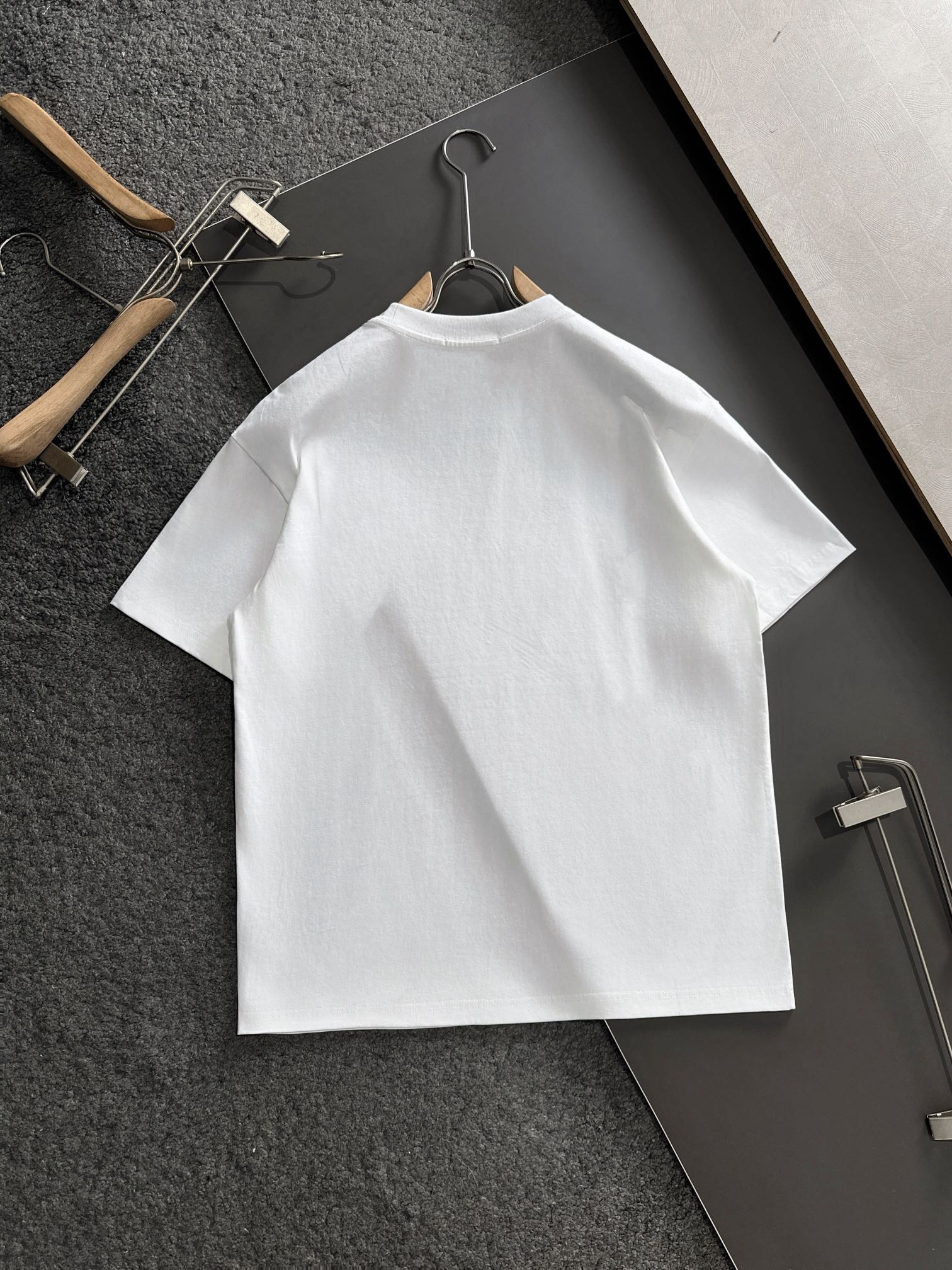  CEL  2025SS春夏最新款圆领时尚短袖T恤，官网同步，专柜纯棉面料！贴肤舒适，耐看又好穿，经典简