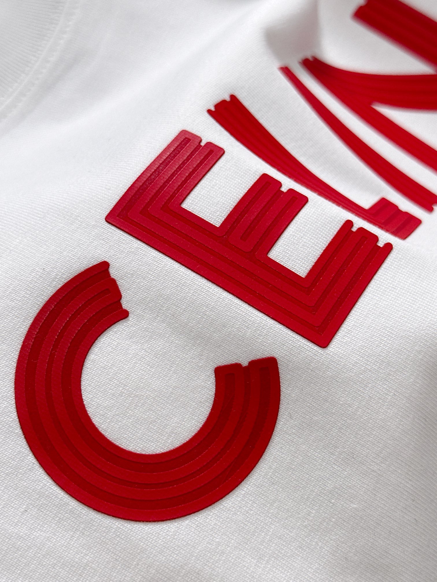  CEL  2025SS春夏最新款圆领时尚短袖T恤，官网同步，专柜纯棉面料！贴肤舒适，耐看又好穿，经典简