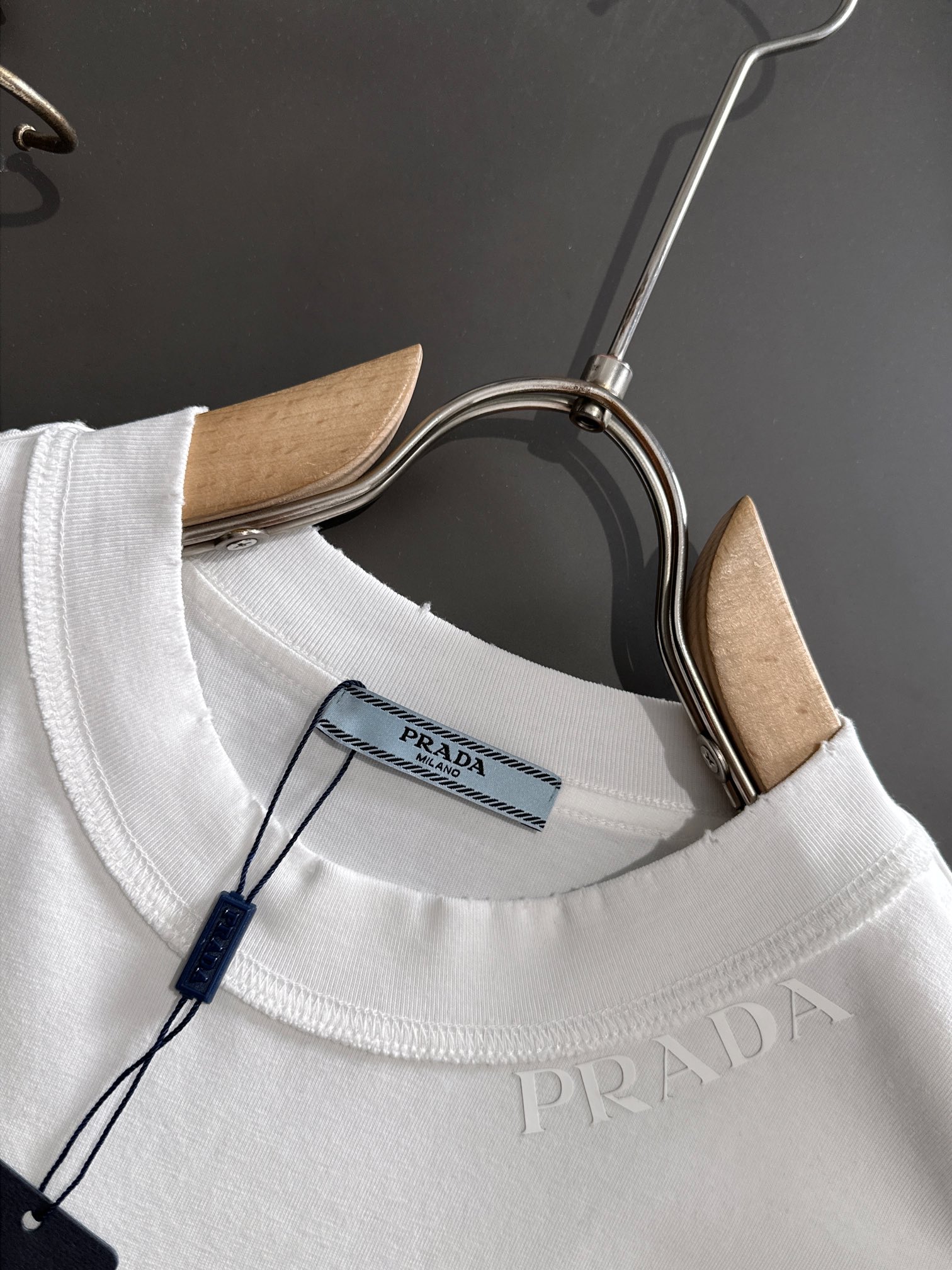  PRAD 2025SS春夏最新款圆领时尚短袖T恤，官网同步，专柜纯棉面料！贴肤舒适，耐看又好穿，经典简