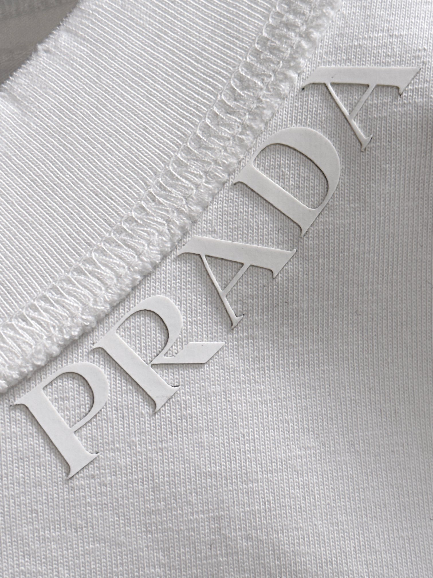  PRAD 2025SS春夏最新款圆领时尚短袖T恤，官网同步，专柜纯棉面料！贴肤舒适，耐看又好穿，经典简