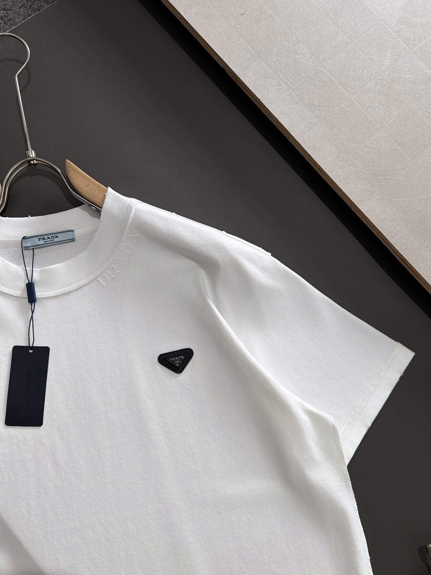  PRAD 2025SS春夏最新款圆领时尚短袖T恤，官网同步，专柜纯棉面料！贴肤舒适，耐看又好穿，经典简