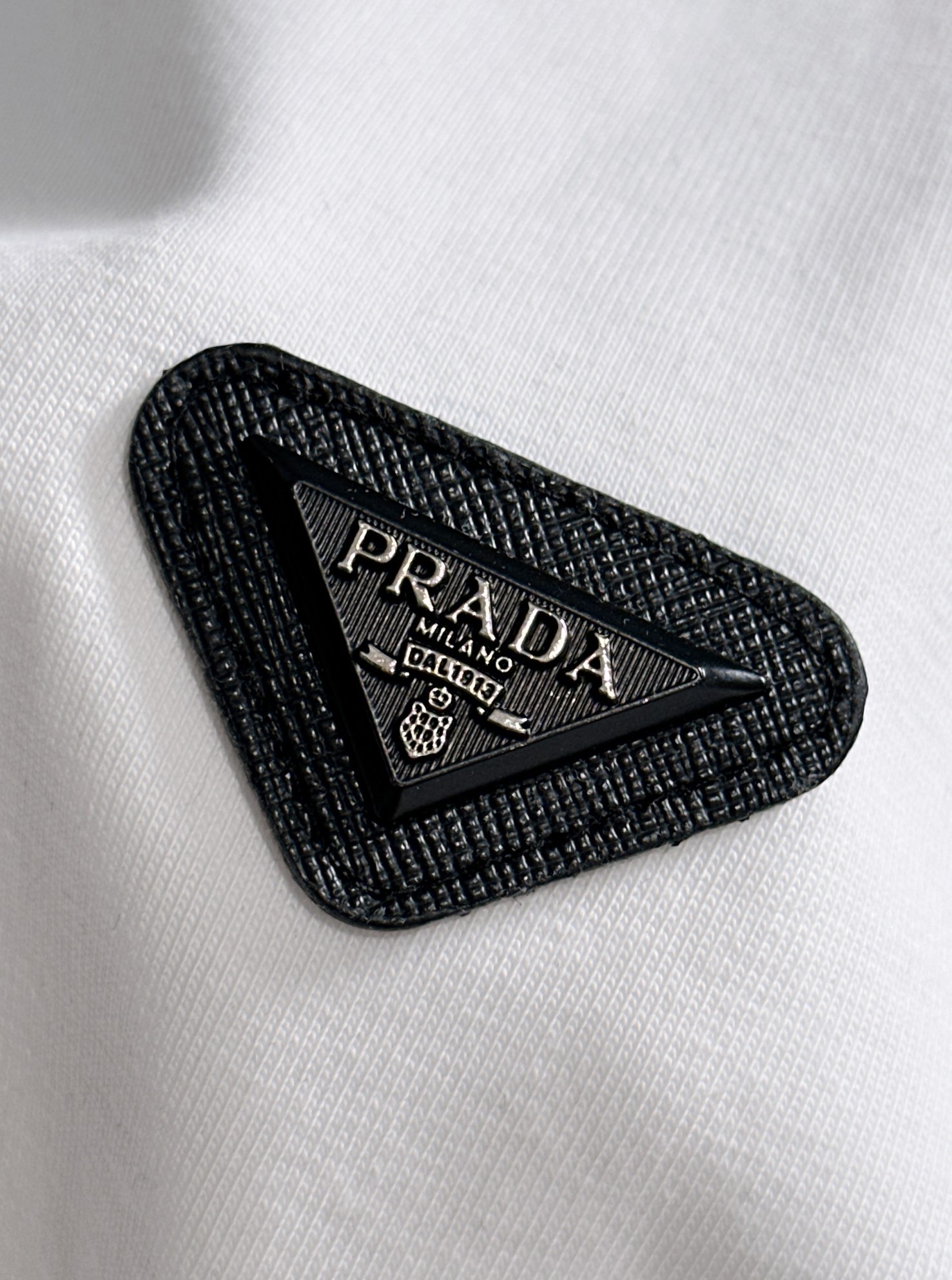  PRAD 2025SS春夏最新款圆领时尚短袖T恤，官网同步，专柜纯棉面料！贴肤舒适，耐看又好穿，经典简