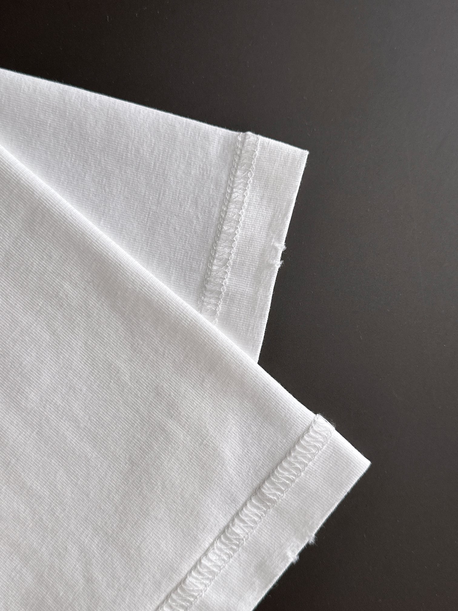  PRAD 2025SS春夏最新款圆领时尚短袖T恤，官网同步，专柜纯棉面料！贴肤舒适，耐看又好穿，经典简