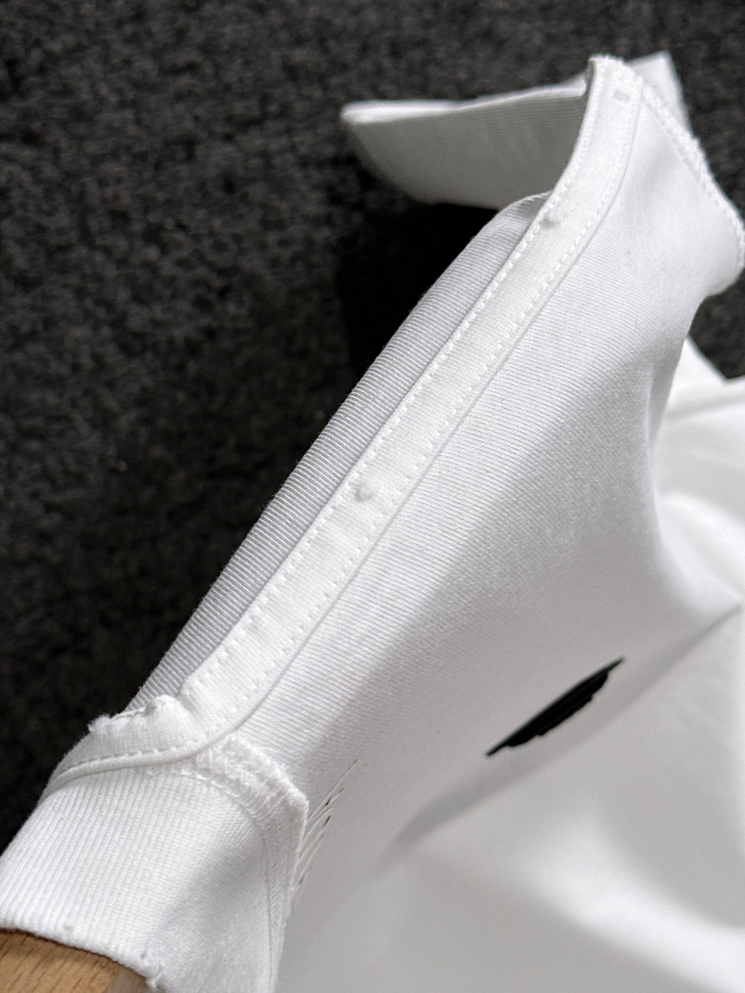  PRAD 2025SS春夏最新款圆领时尚短袖T恤，官网同步，专柜纯棉面料！贴肤舒适，耐看又好穿，经典简