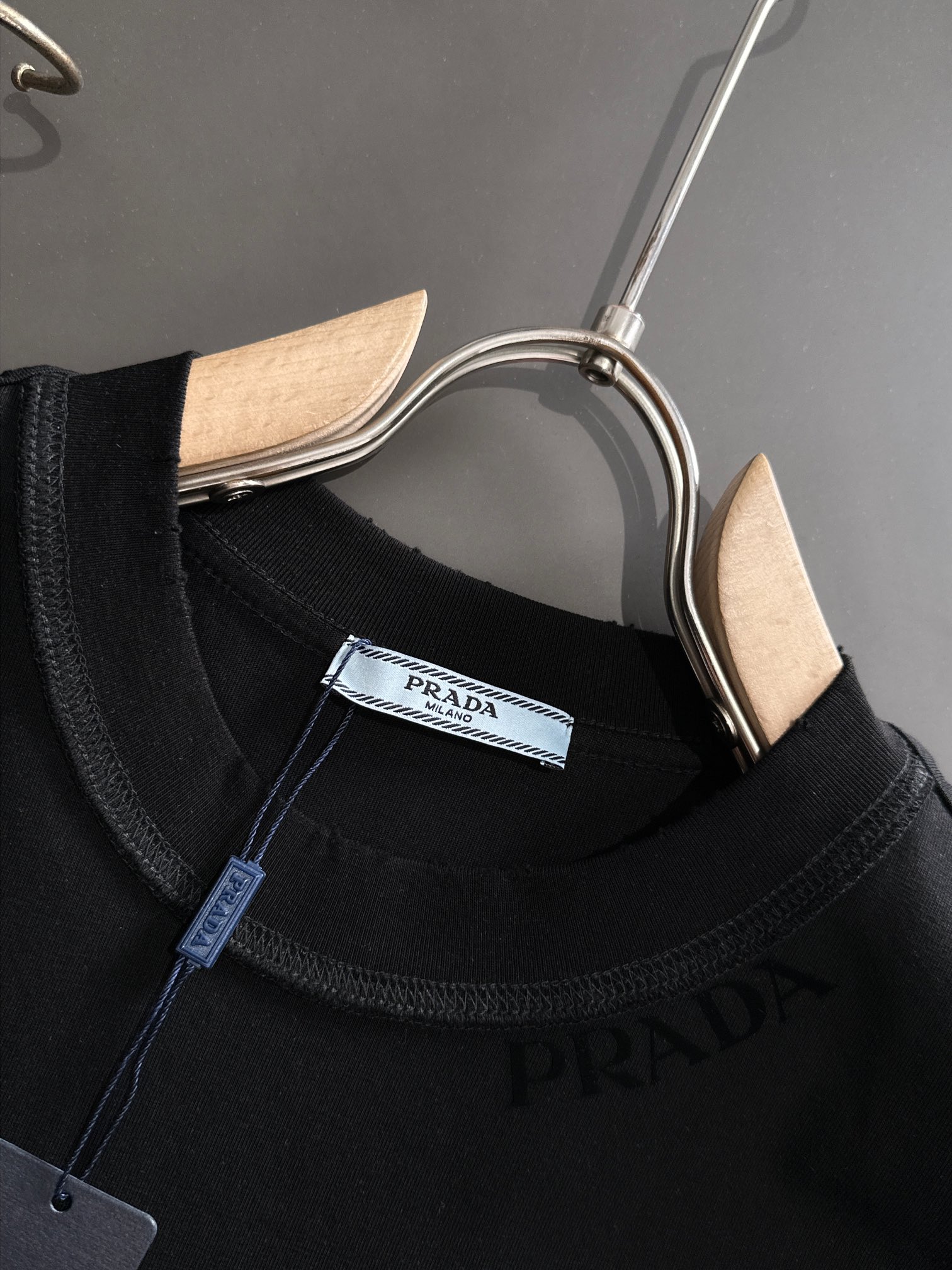  PRAD 2025SS春夏最新款圆领时尚短袖T恤，官网同步，专柜纯棉面料！贴肤舒适，耐看又好穿，经典简