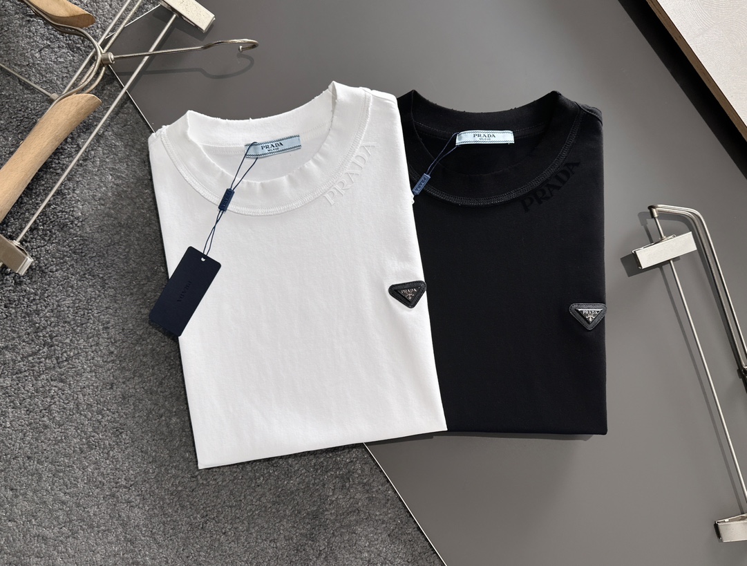  PRAD 2025SS春夏最新款圆领时尚短袖T恤，官网同步，专柜纯棉面料！贴肤舒适，耐看又好穿，经典简