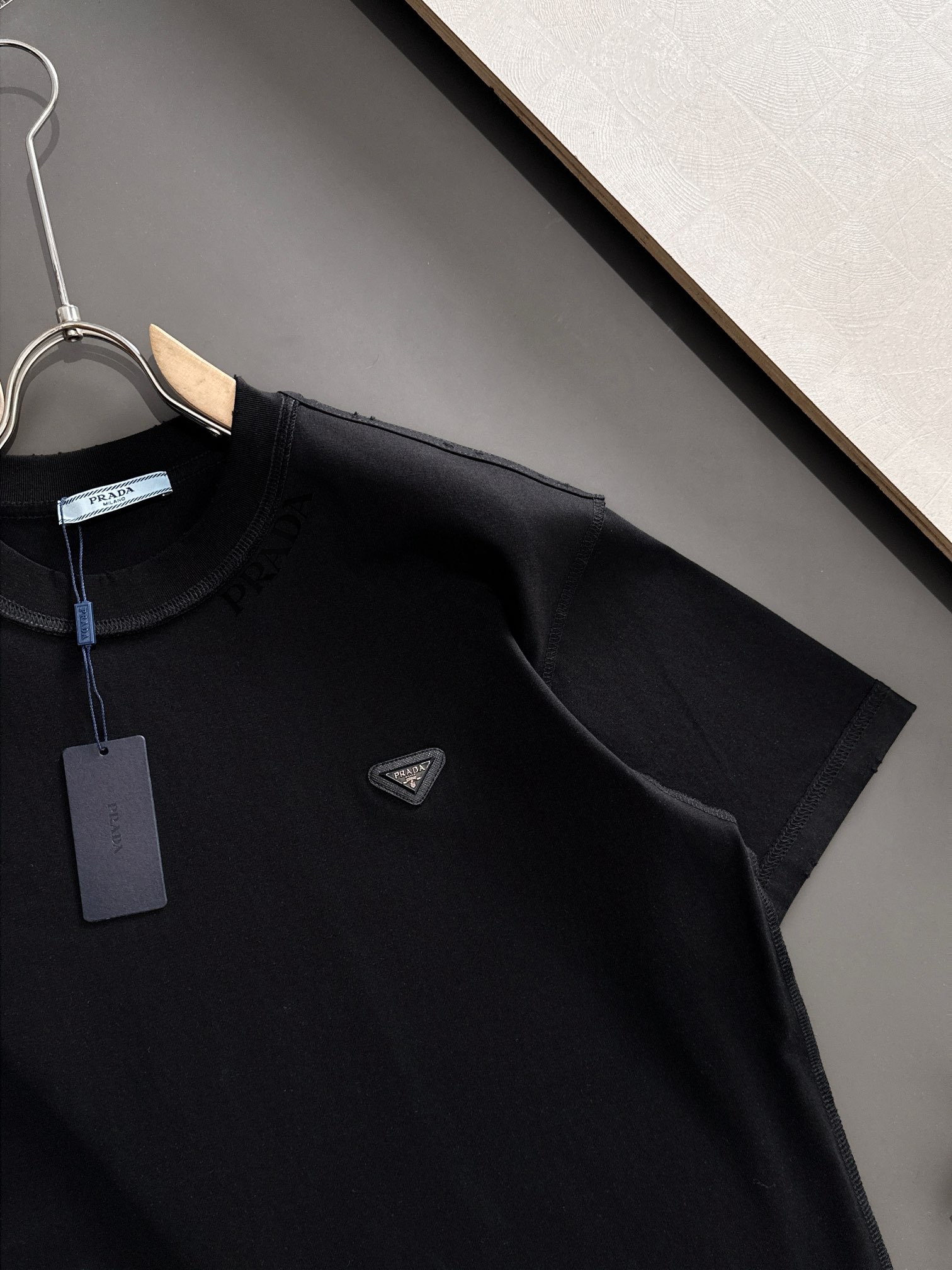  PRAD 2025SS春夏最新款圆领时尚短袖T恤，官网同步，专柜纯棉面料！贴肤舒适，耐看又好穿，经典简