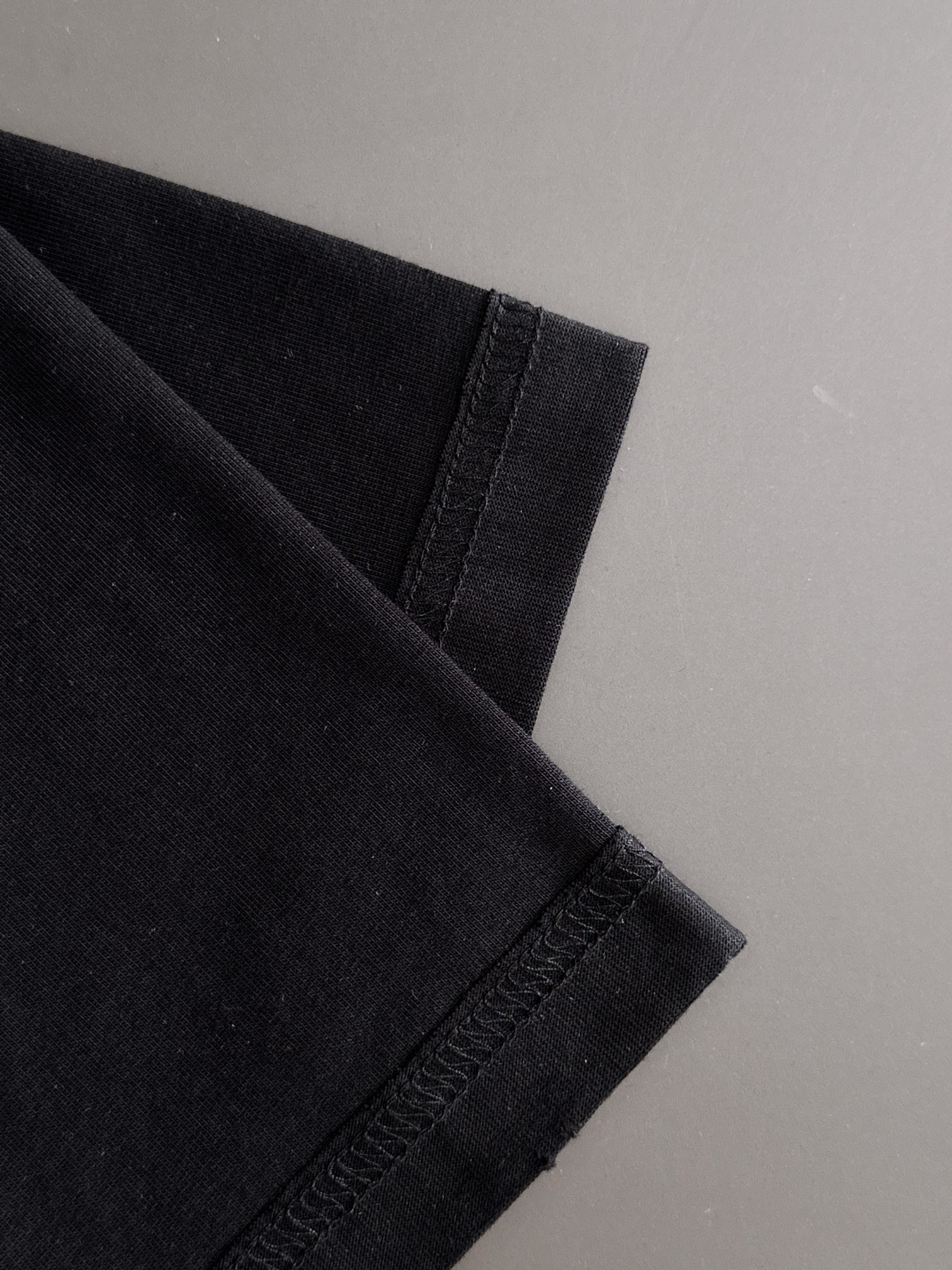  PRAD 2025SS春夏最新款圆领时尚短袖T恤，官网同步，专柜纯棉面料！贴肤舒适，耐看又好穿，经典简