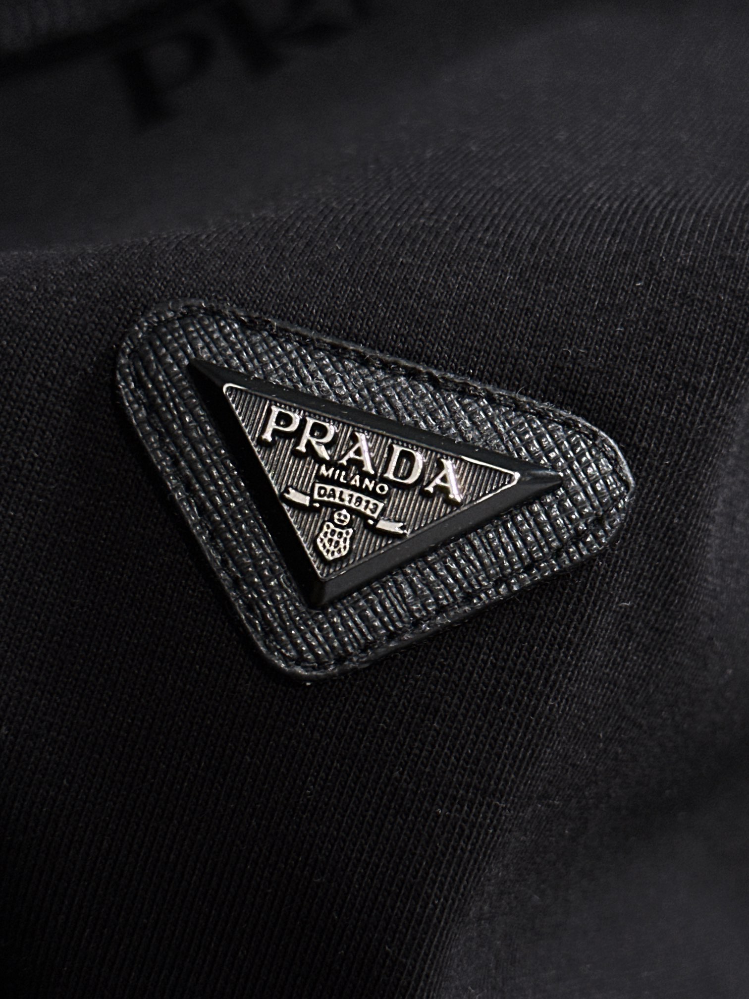  PRAD 2025SS春夏最新款圆领时尚短袖T恤，官网同步，专柜纯棉面料！贴肤舒适，耐看又好穿，经典简