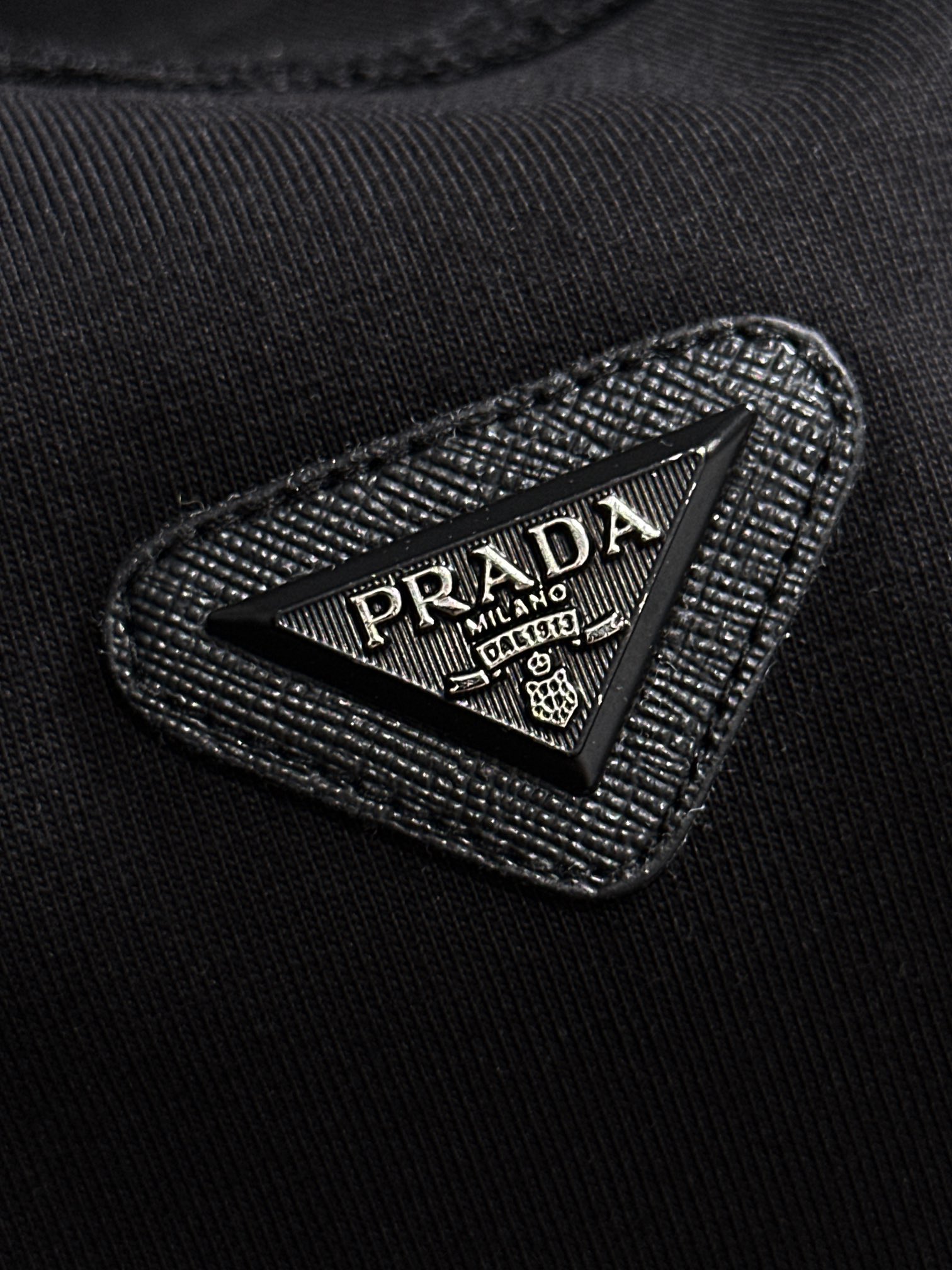  PRAD 2025SS春夏最新款圆领时尚短袖T恤，官网同步，专柜纯棉面料！贴肤舒适，耐看又好穿，经典简