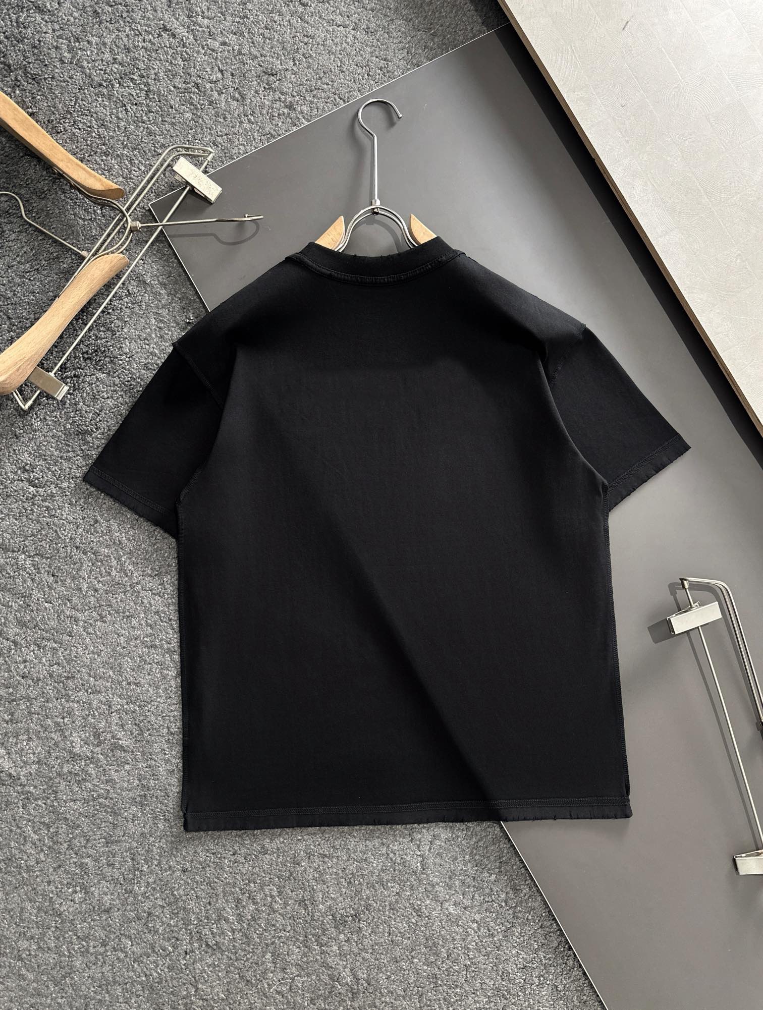  PRAD 2025SS春夏最新款圆领时尚短袖T恤，官网同步，专柜纯棉面料！贴肤舒适，耐看又好穿，经典简