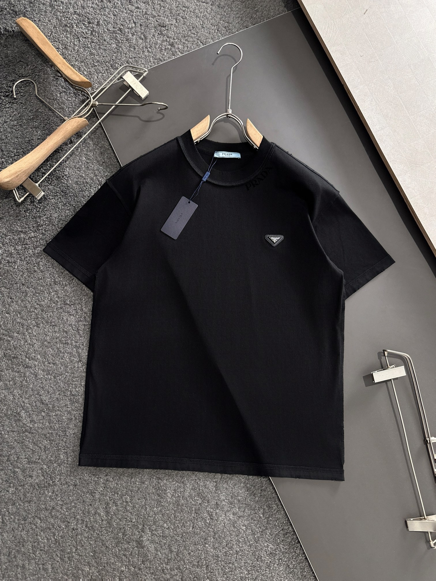  PRAD 2025SS春夏最新款圆领时尚短袖T恤，官网同步，专柜纯棉面料！贴肤舒适，耐看又好穿，经典简