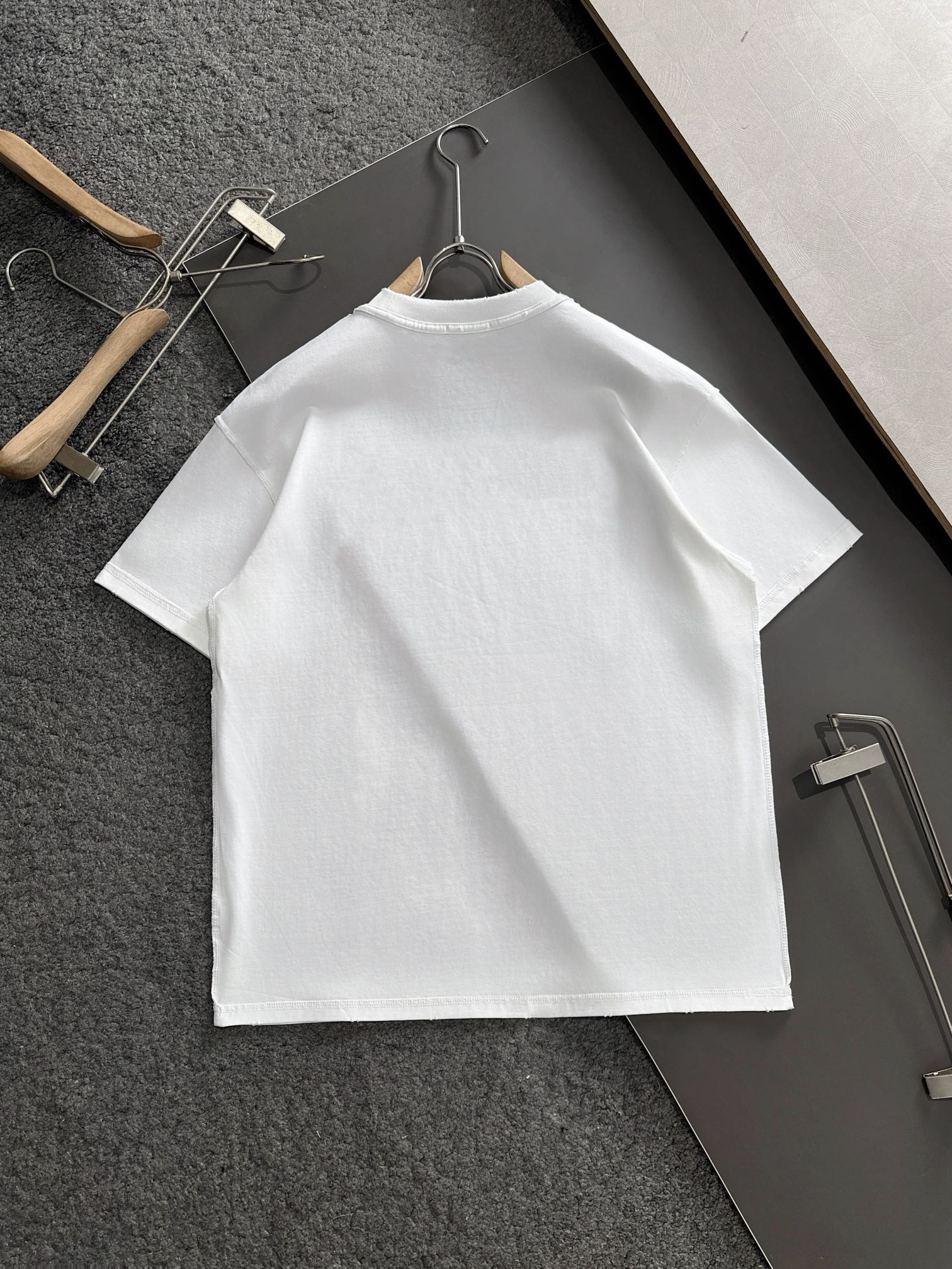  PRAD 2025SS春夏最新款圆领时尚短袖T恤，官网同步，专柜纯棉面料！贴肤舒适，耐看又好穿，经典简