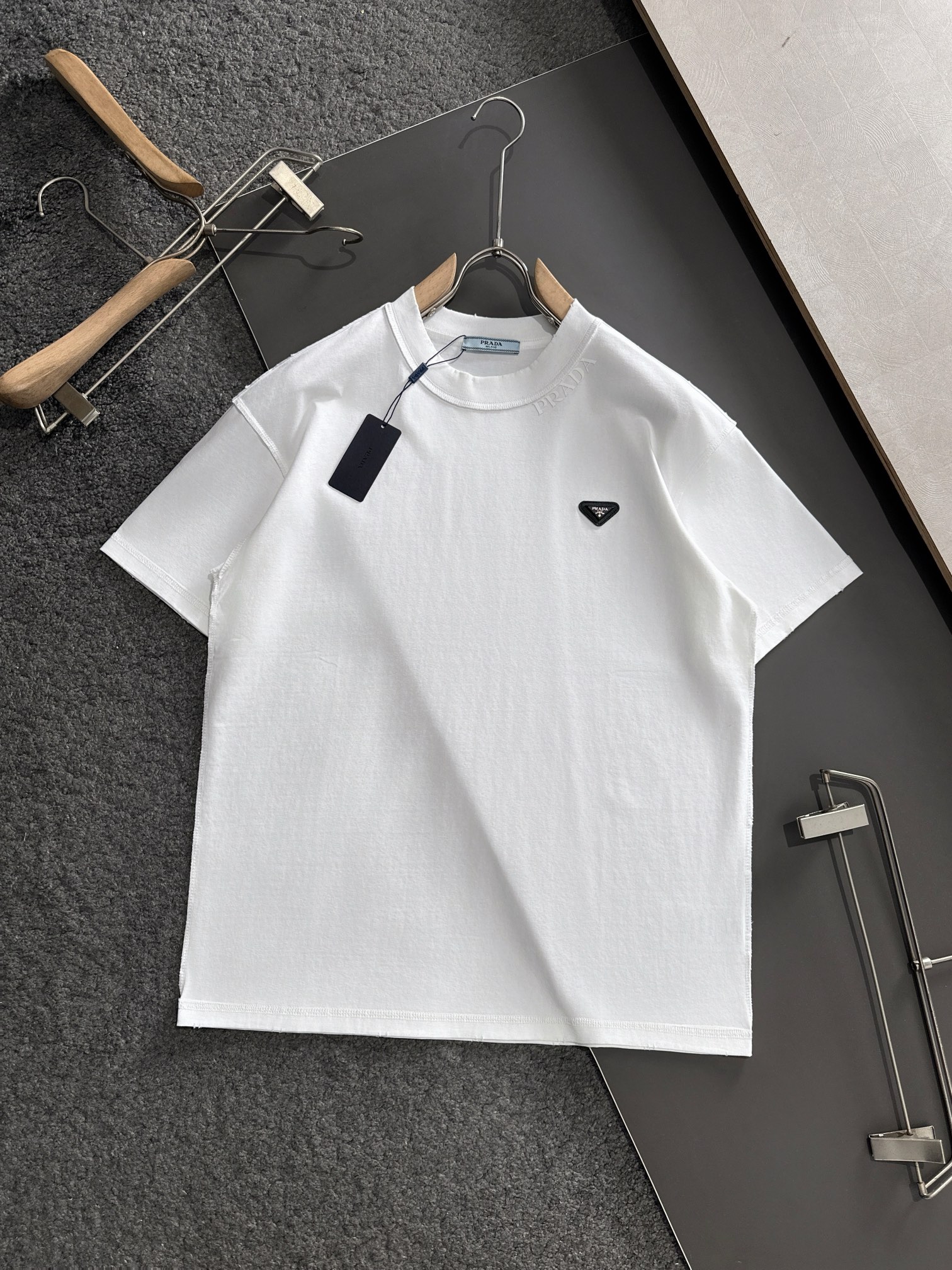 NO:431616,PRAD 2025SS Spring and Summer latest round neck fashionable short-sleeved T-shirt, synchronized on the official website, and private cotton fabric for the counter!  Comfortable skin, durable and easy to wear, classic simple logo design, original factory craftsmanship, must-have items for handsome men. S-XXXL, prada, T-shirt,tees, t-shirt,alexander wang19860909PRAD 2025SS春夏最新款圆领时尚短袖T恤,官网同步,专柜纯棉面料！贴肤舒适,耐看又好穿,经典简约logo设计,原厂工艺一丝不苟,型男必备单品 码数S-XXXL,,prada,T-shirt,tees，t-shirt,alexander wang,Men's clothing