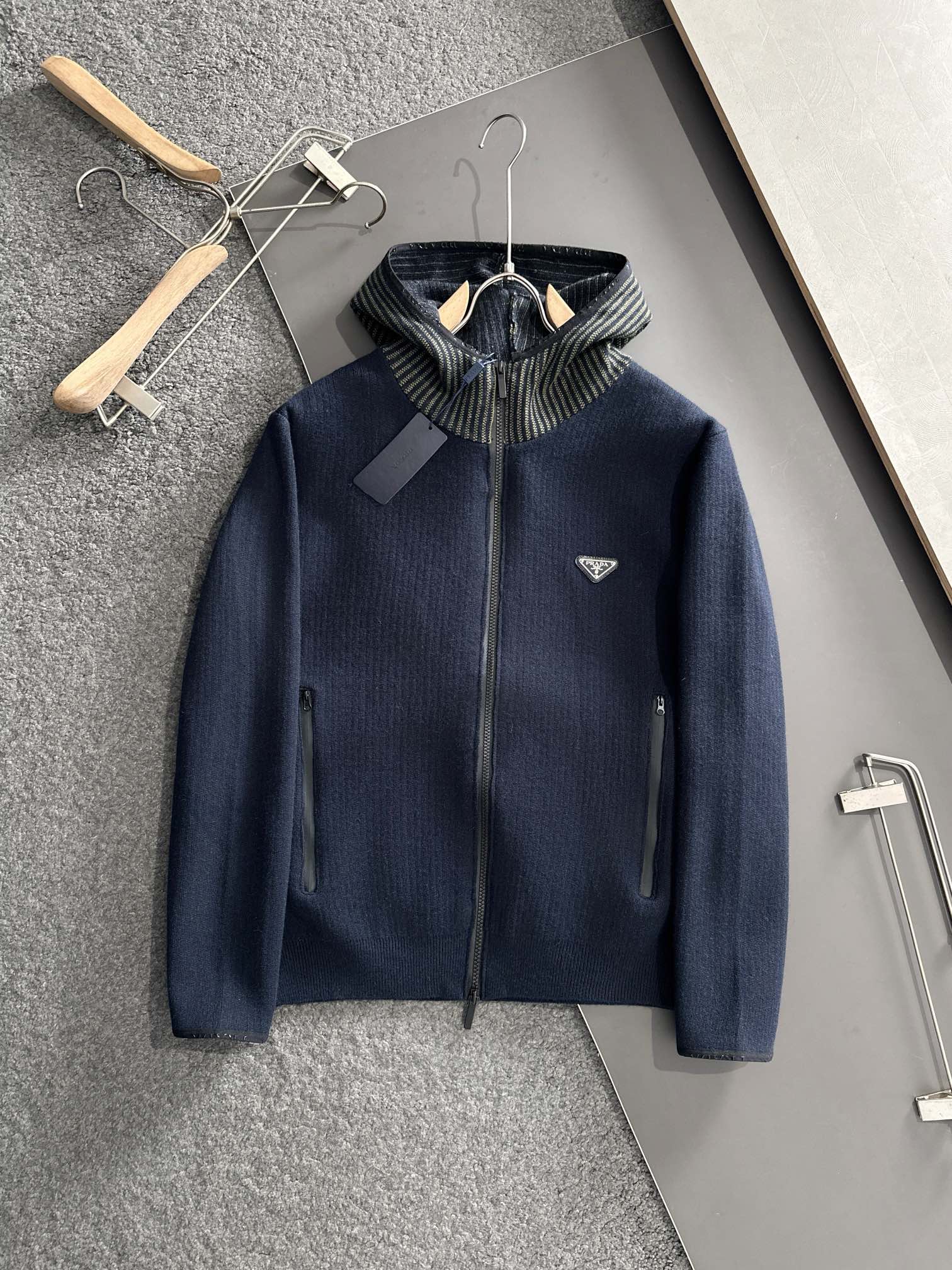 NO:567972,.Prada Prada 2025 SS new autumn and winter styles are synchronized with Hong Kong counters. Fashionable and classic basic color hooded cardigan jacket, a must-have for autumn and winter. Made of wool blended thick knitted sweater, exquisite, simple and elegant metal triangle logo embellishment design. There is no too complicated craftsmanship. What is played is the fusion of design and materials. Simple European style. With imported wool knitted fabric, a must-have for autumn and winter!  Size M-XXXL,,prada,prada,sweaters,hats,alexander wang19860909.Prada普拉达 2025SS秋冬新款 香港专柜同步 时尚经典基础款花色连帽开衫外套 秋冬必备款 采用羊毛混纺粗针织衫加厚毛衣,精致简洁大方金属三角标logo点缀设计 没有过多复杂的工艺 玩的就是设计与材质的融合 简约的欧风 配以进口羊毛针织面料,秋冬必备品！尺码M-XXXL,,prada,prada,sweaters,hats,alexander wang,Men's clothing