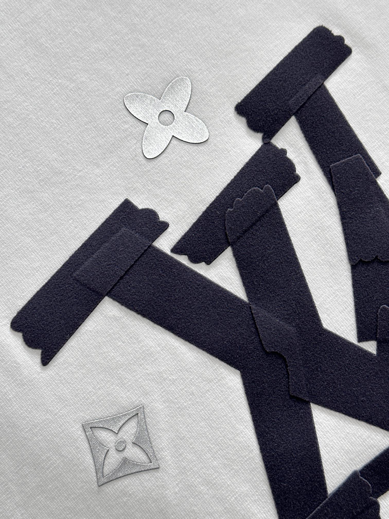  1V 2025SS春夏最新款圆领时尚短袖T恤，官网同步，专柜纯棉面料！贴肤舒适，耐看又好穿，经典简约l