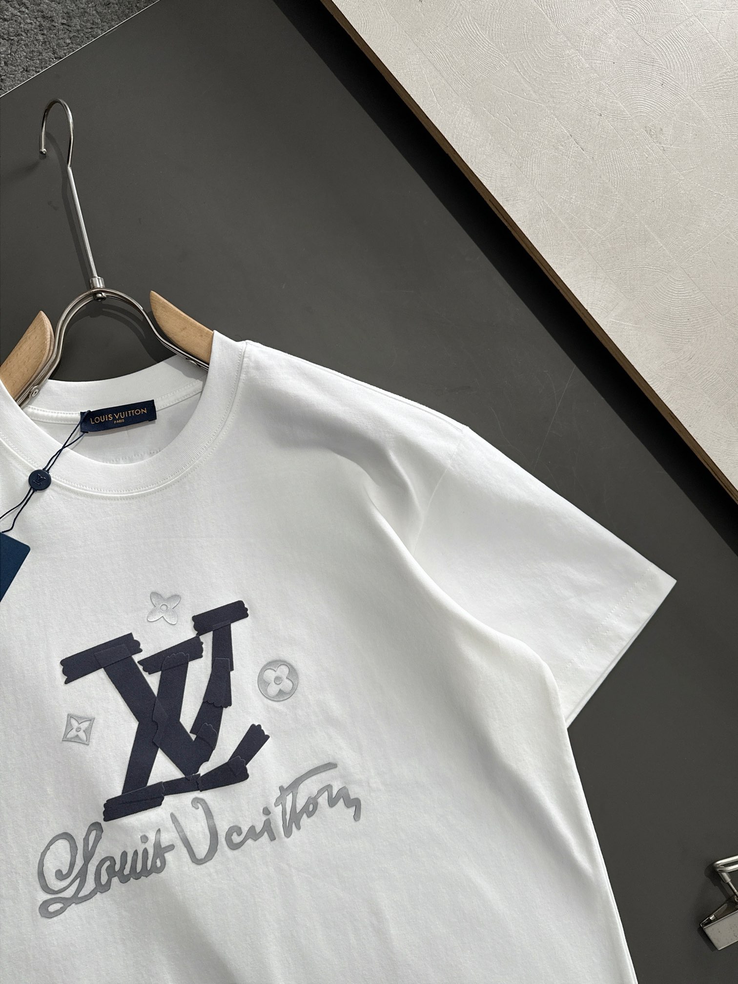  1V 2025SS春夏最新款圆领时尚短袖T恤，官网同步，专柜纯棉面料！贴肤舒适，耐看又好穿，经典简约l