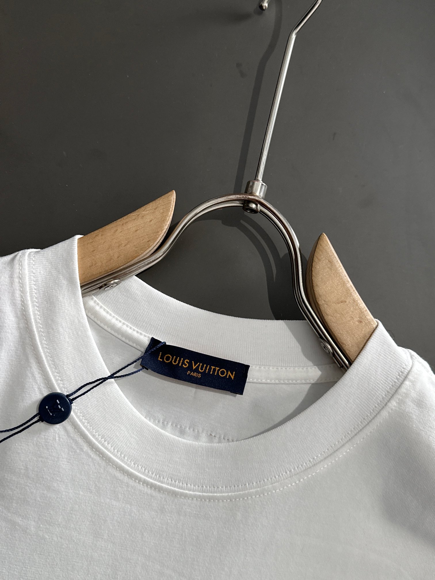  1V 2025SS春夏最新款圆领时尚短袖T恤，官网同步，专柜纯棉面料！贴肤舒适，耐看又好穿，经典简约l